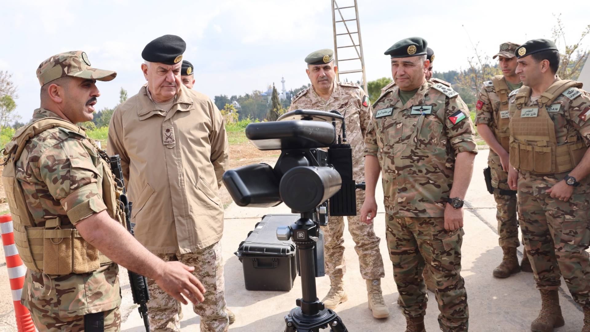 رئيس هيئة الأركان يزور قيادة لواء الملك حسين بن علي