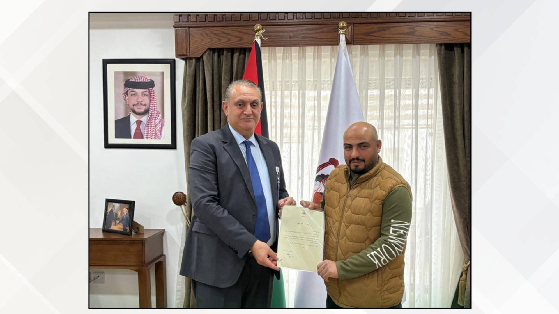 وزير البيئة يكرم عامل الوطن أحمد عكاوي