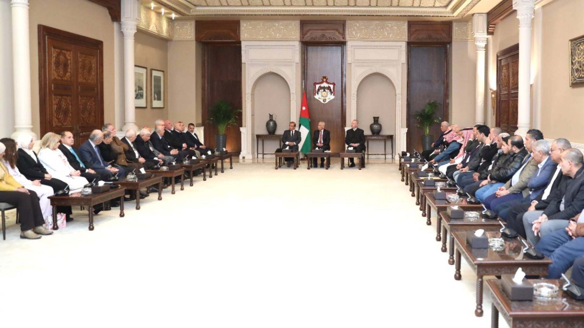 خلال لقائه فعاليات رياضية وشبابية وإعلامية ومجتمعية..  العيسوي: الأردن بقيادة الملك نموذج للاستقرار والتحديث بالمنطقة