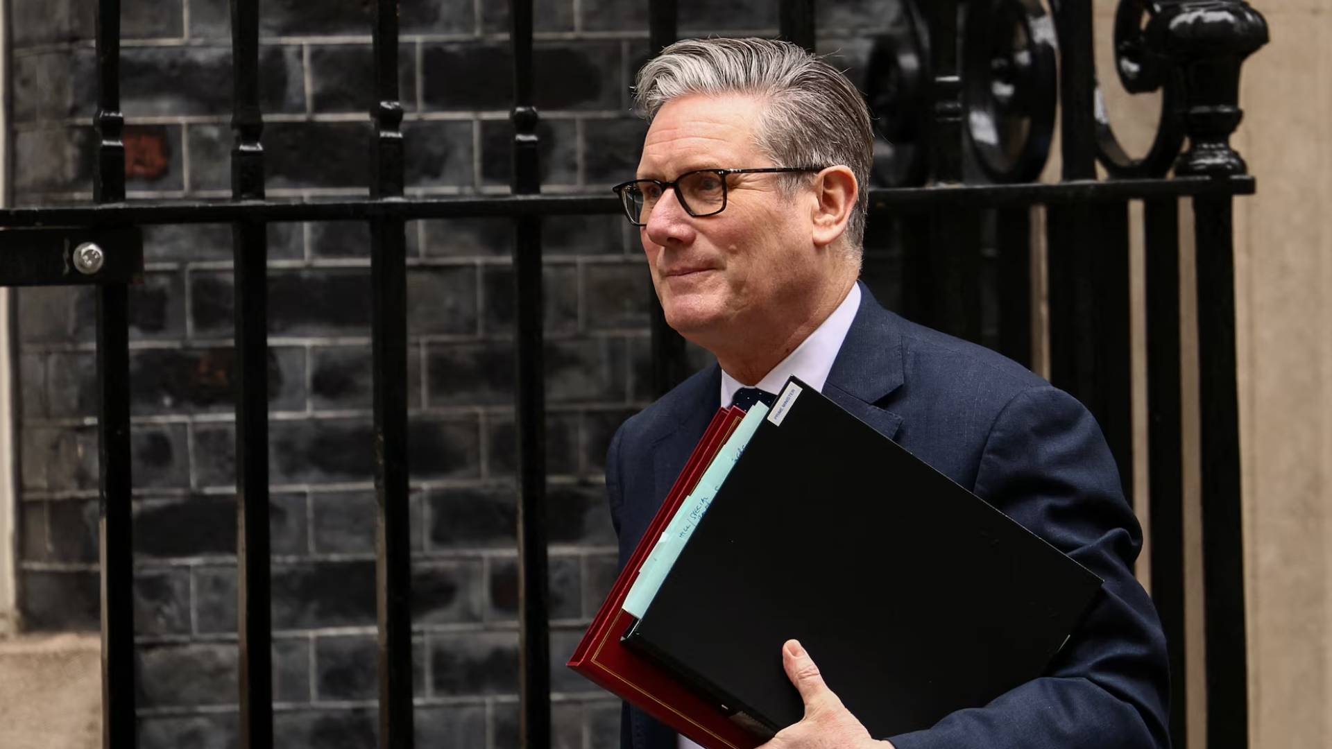 ستارمر: نتعامل مع حالة إجلاء لمواطنينا أكبر مما حدث في أفغانستان و 4 طائرات بطريقها لقطر