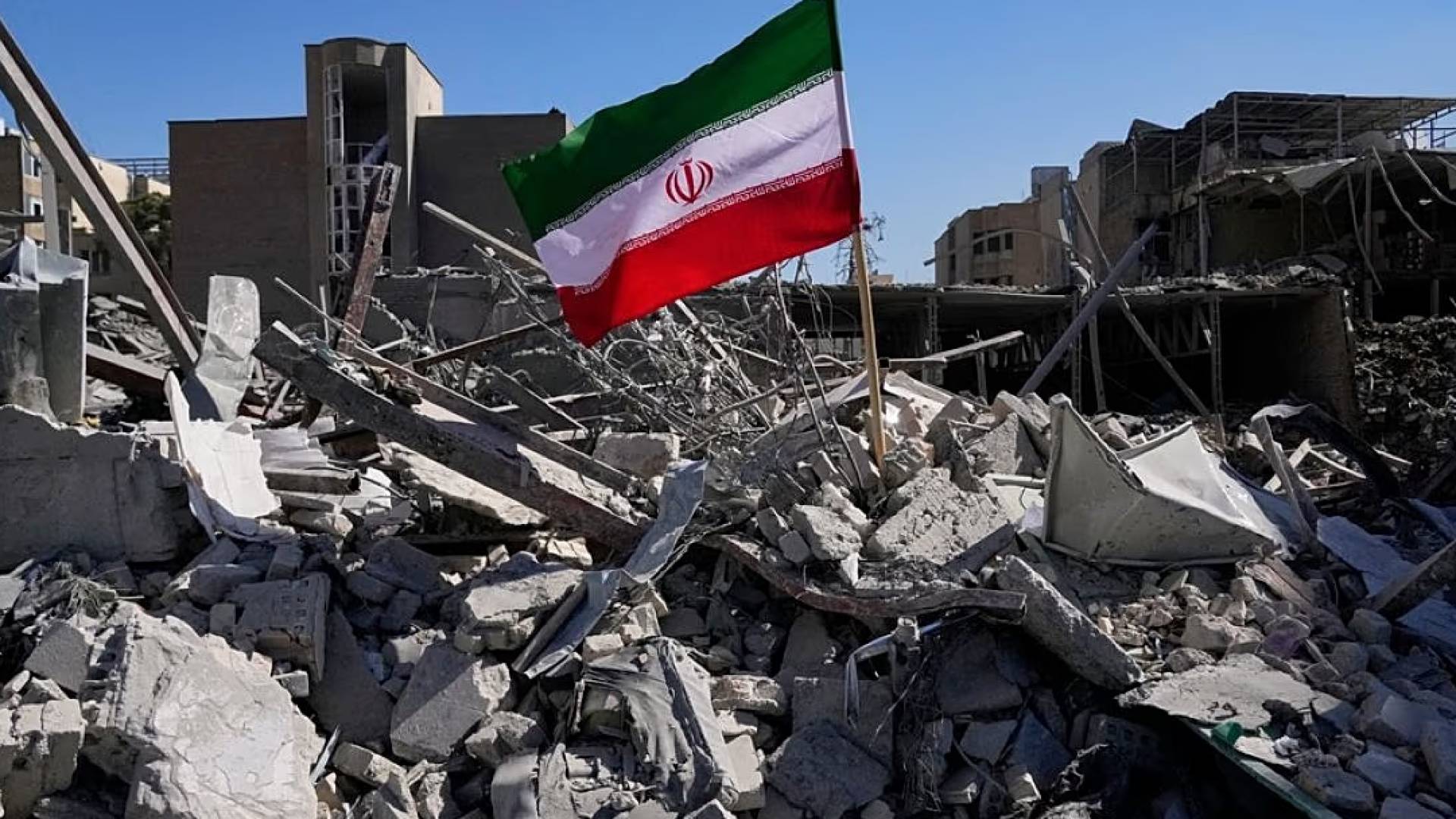 طهران تتوعد بـ"حرب طويلة" وتعلن إسقاط مسيرة إسرائيلية فوق منشآت أصفهان