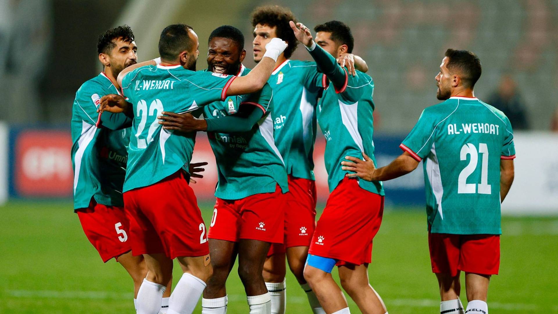 لاعبو الوحدات يحتفلون بهدف سابق