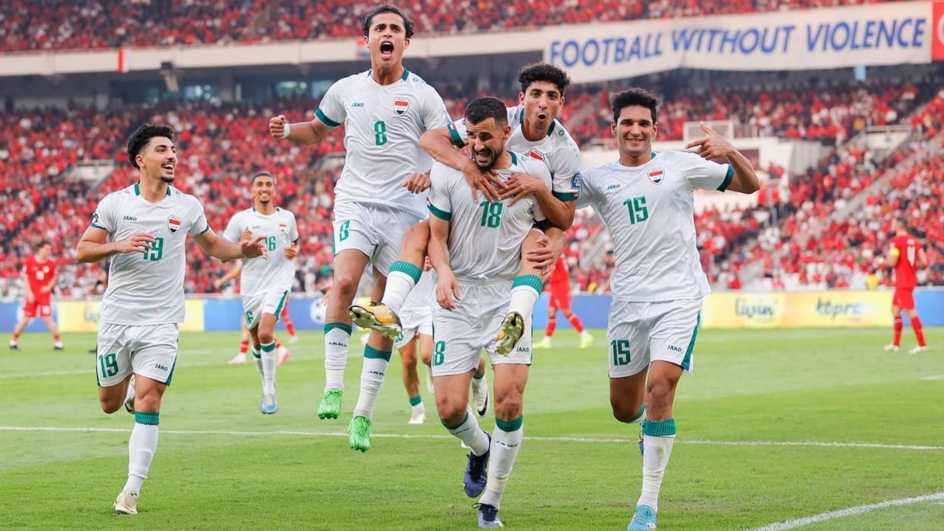 لاعبو العراق يحتفلون بهدف سابق