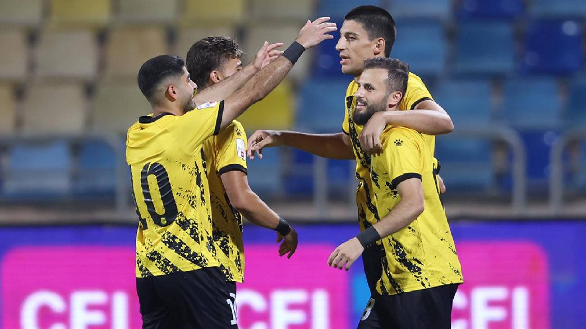 لاعبو فريق الحسين يحتفلون بهدف سابق