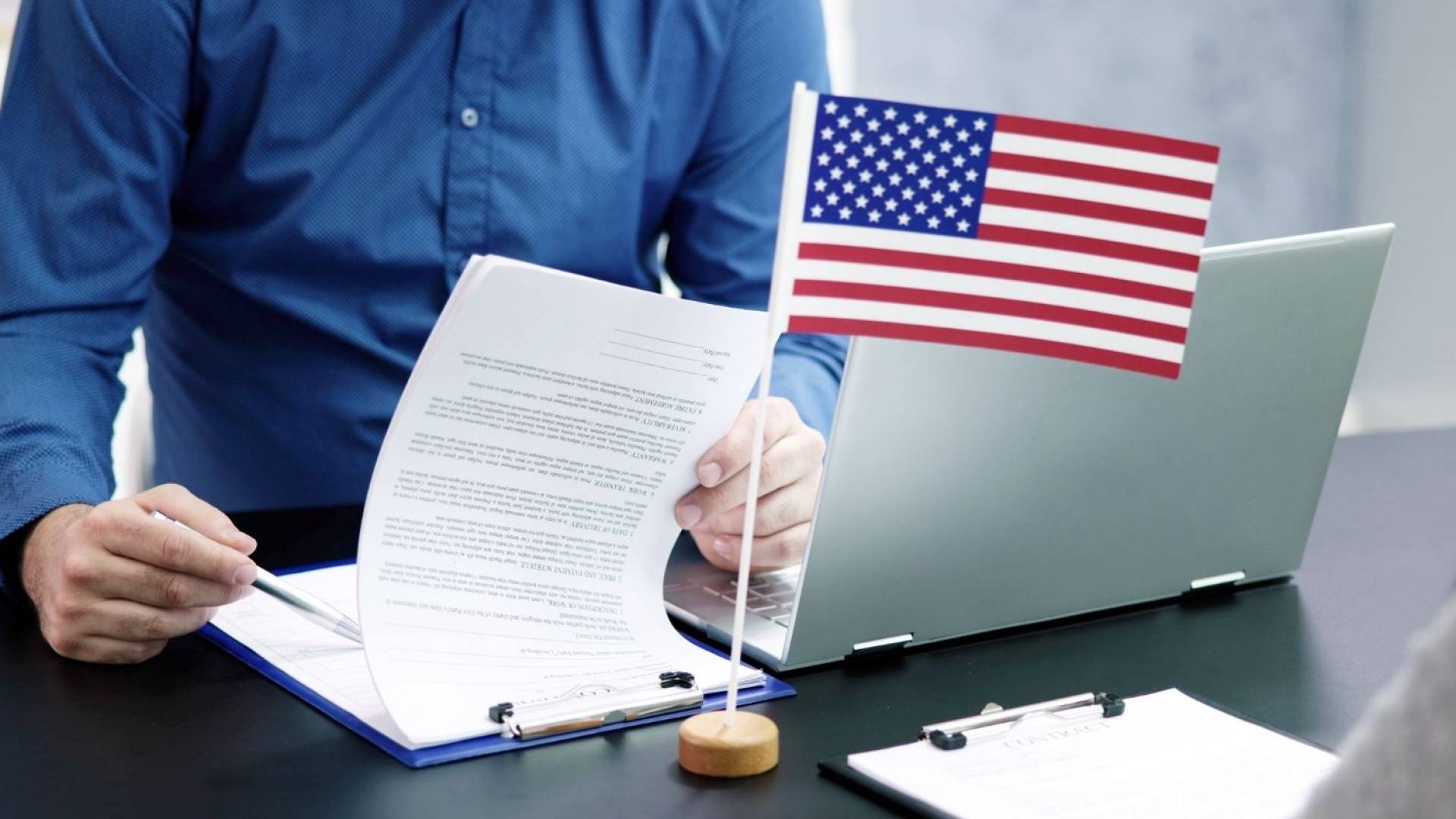 موظف في السفارة الأمريكية