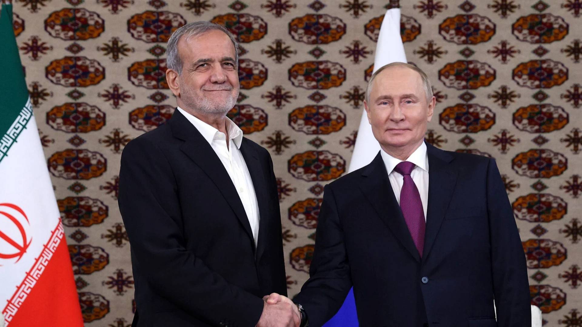 الرئيس الروسي فلاديمير بوتين والرئيس الإيراني مسعود بزشيكيان