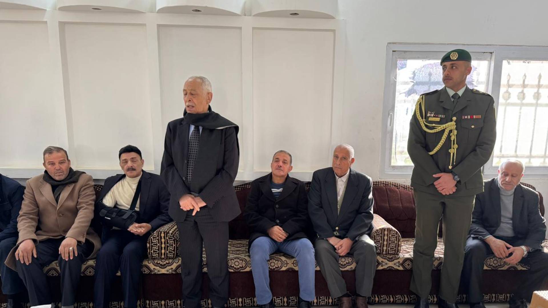 العيسوي أثناء تقديم واجب العزاء