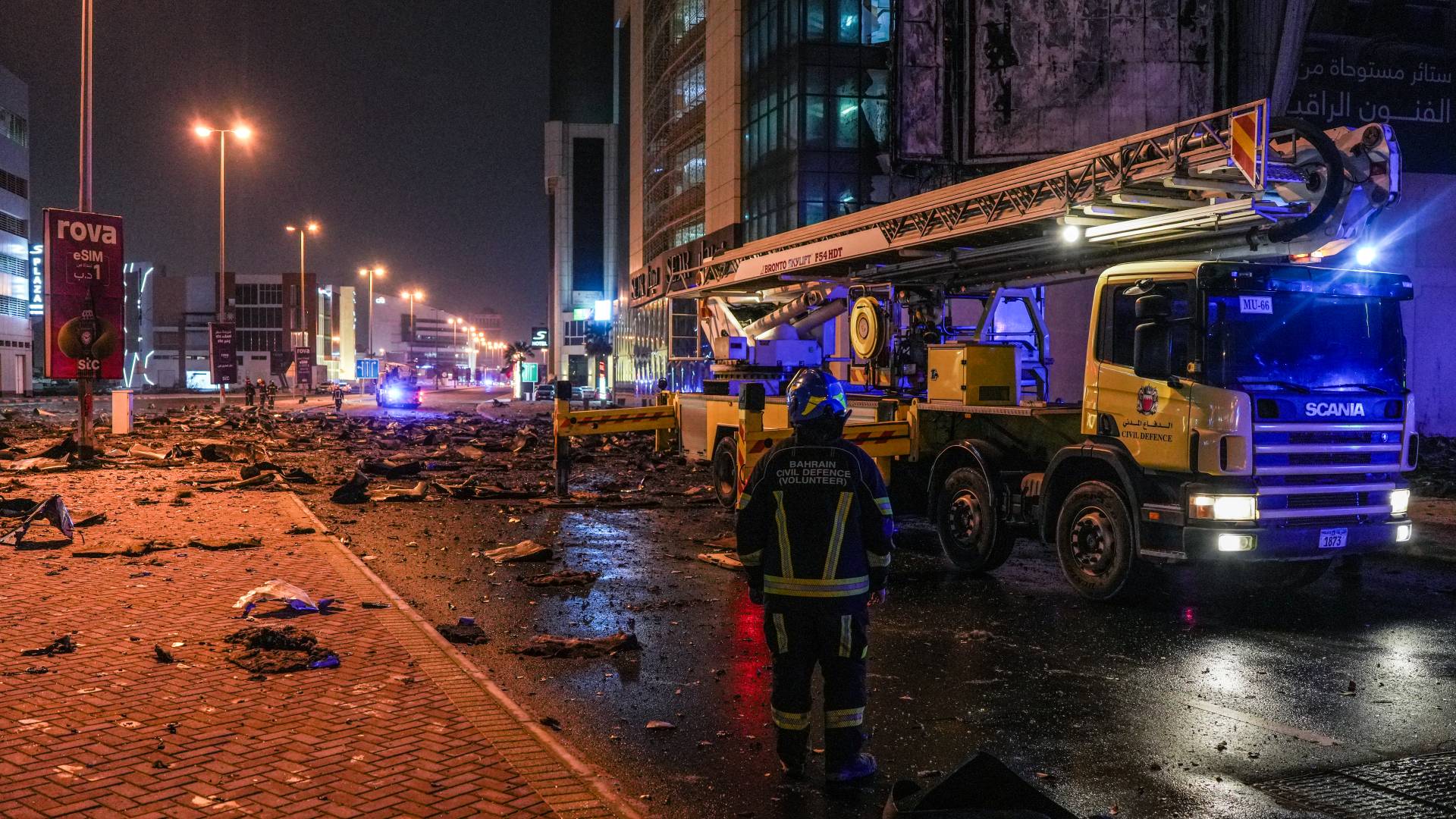 رجال الطوارئ يخمدون حريقا في مبنى بعد غارة إيرانية على العاصمة المنامة