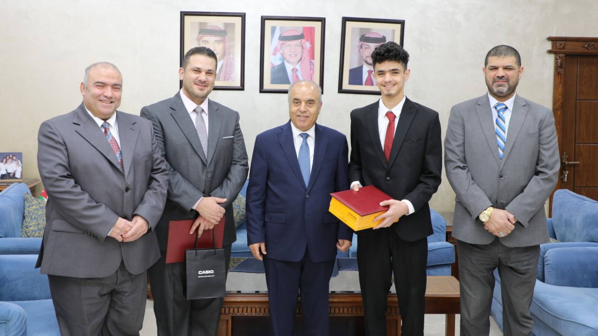 وزير التربية والتعليم يكرم أحد الطلبة