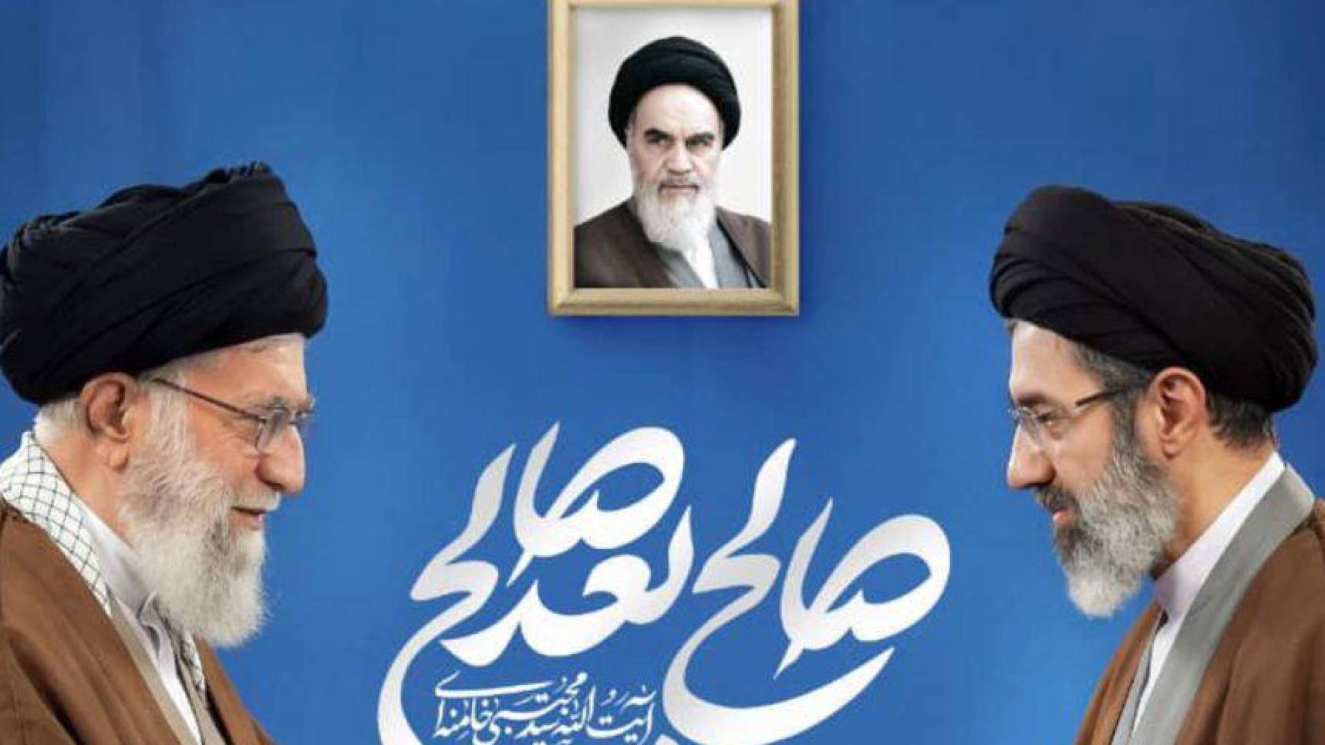 المرشد الأعلى الجديد مجتبى خامنئي يمينا والمرشد الأعلى السابق علي خامنئي يسارا