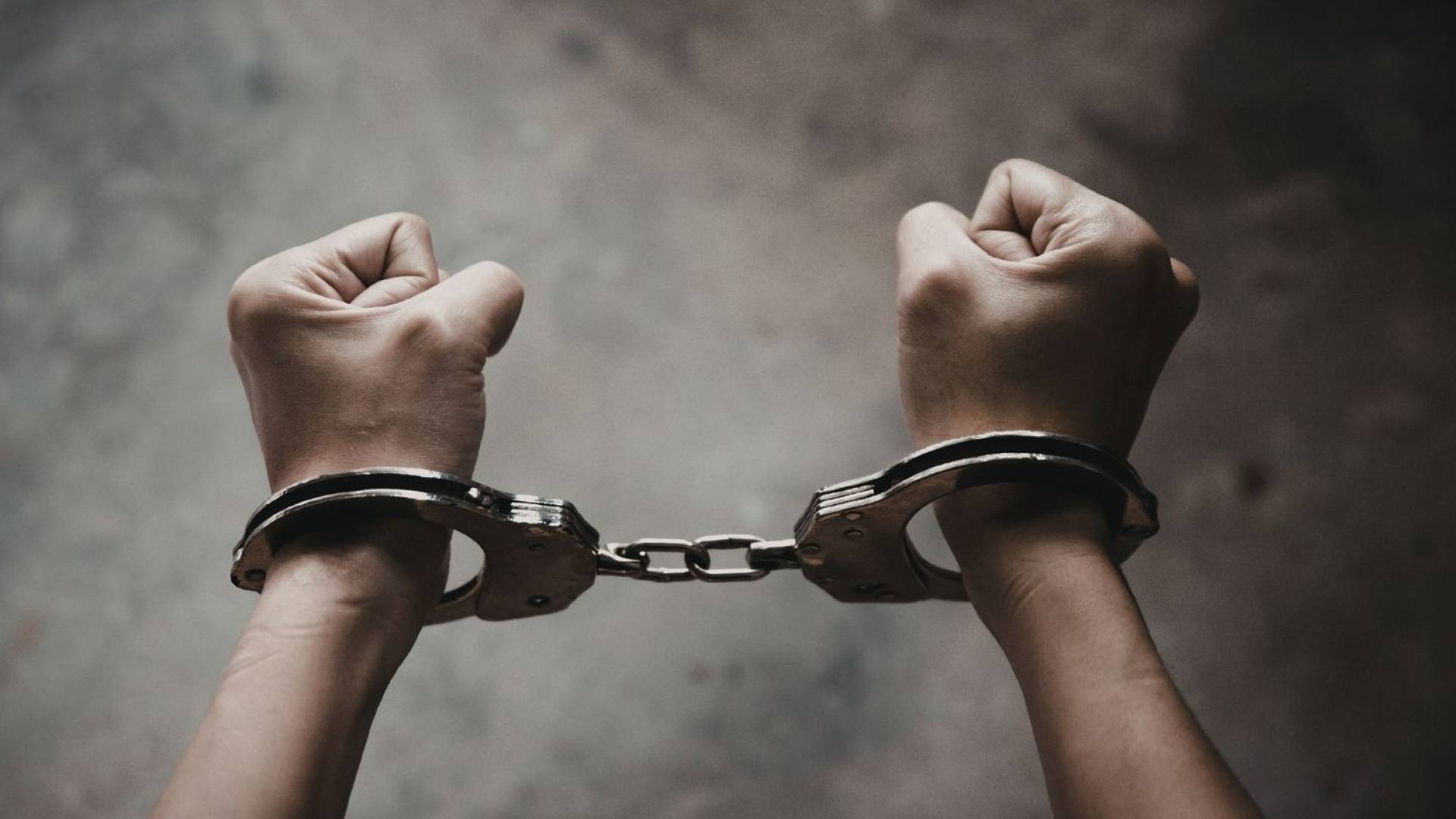 شخص مكبل اليدين "تعبيرية"