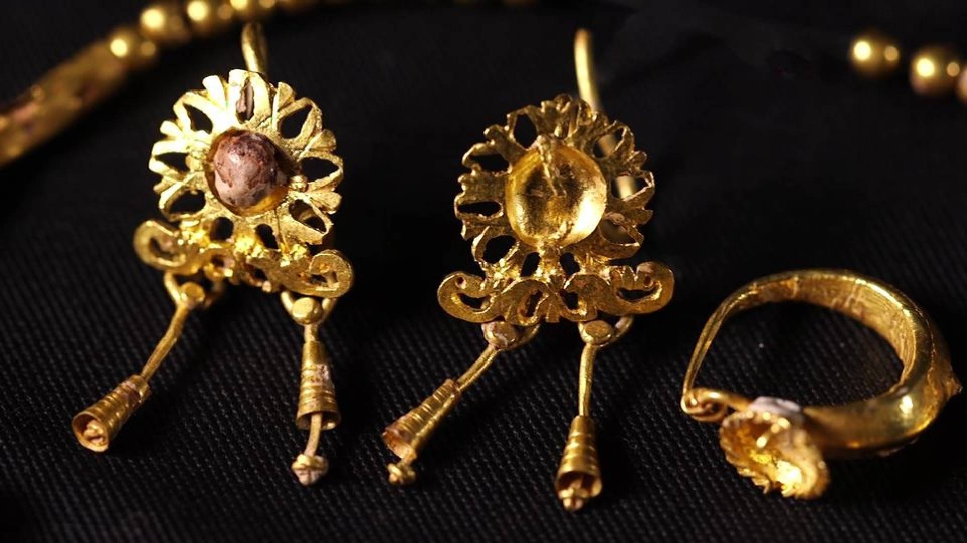 مجوهرات ذهبية