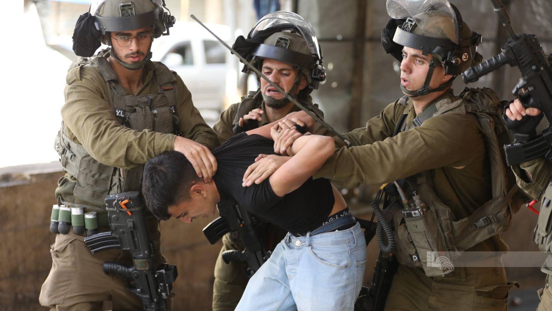 الاحتلال يعتقل 24 فلسطينيا في الضفة الغربية