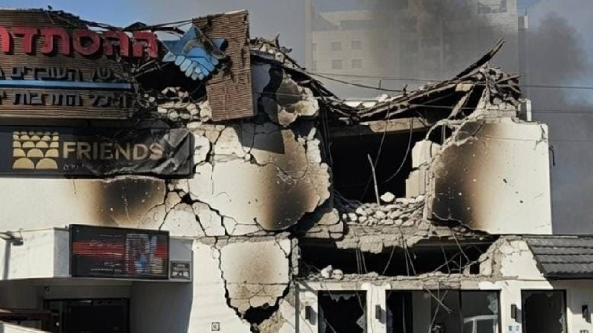 صاروخ إيراني على متجر في الأراضي المحتلة