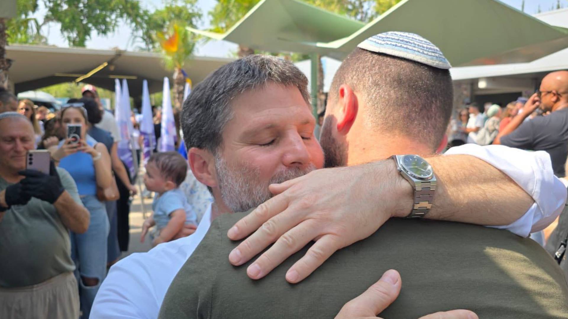 وزير مالية الاحتلال المتطرف بتسلئيل سموتريتش وابنه