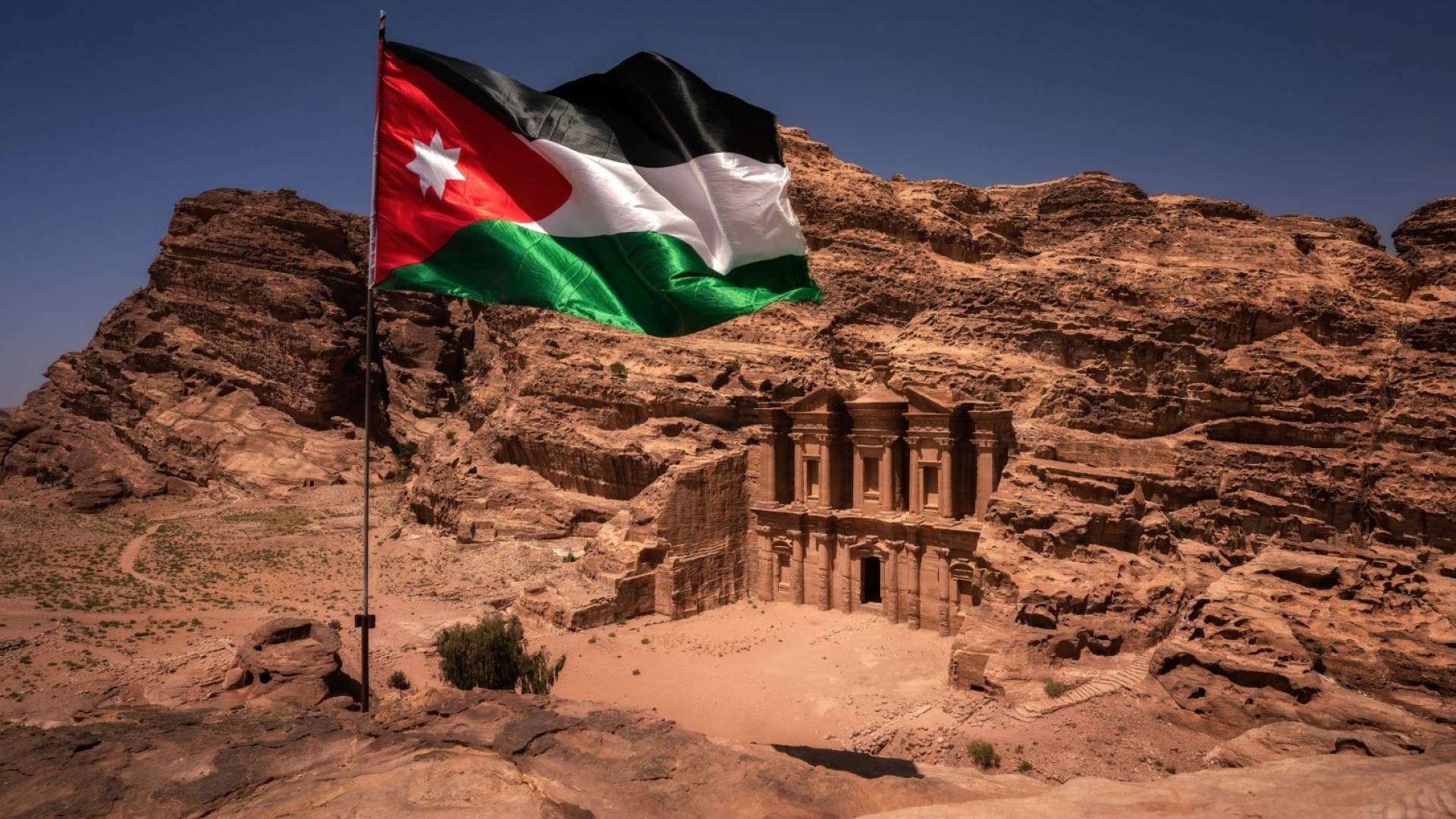 علم الأردن ومدينة البتراء