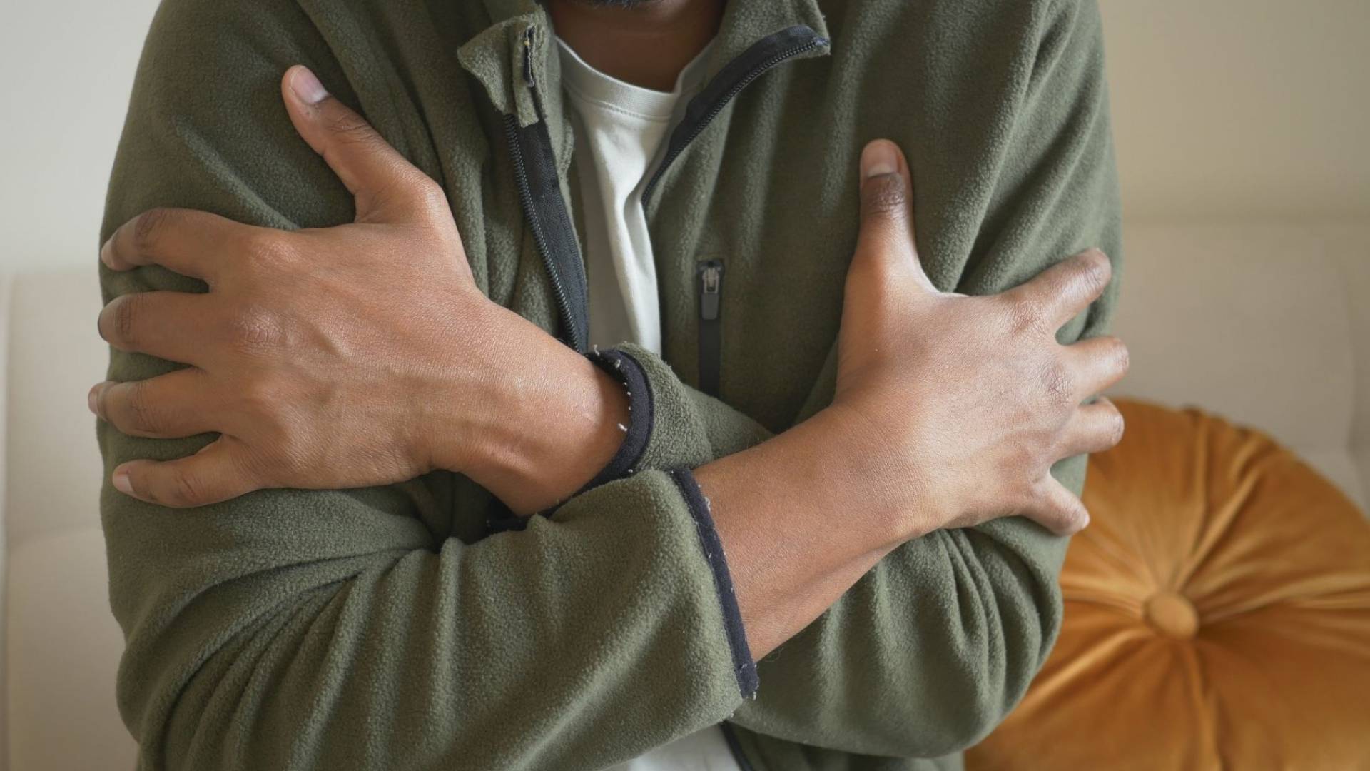 شخص يشعر بالبرد