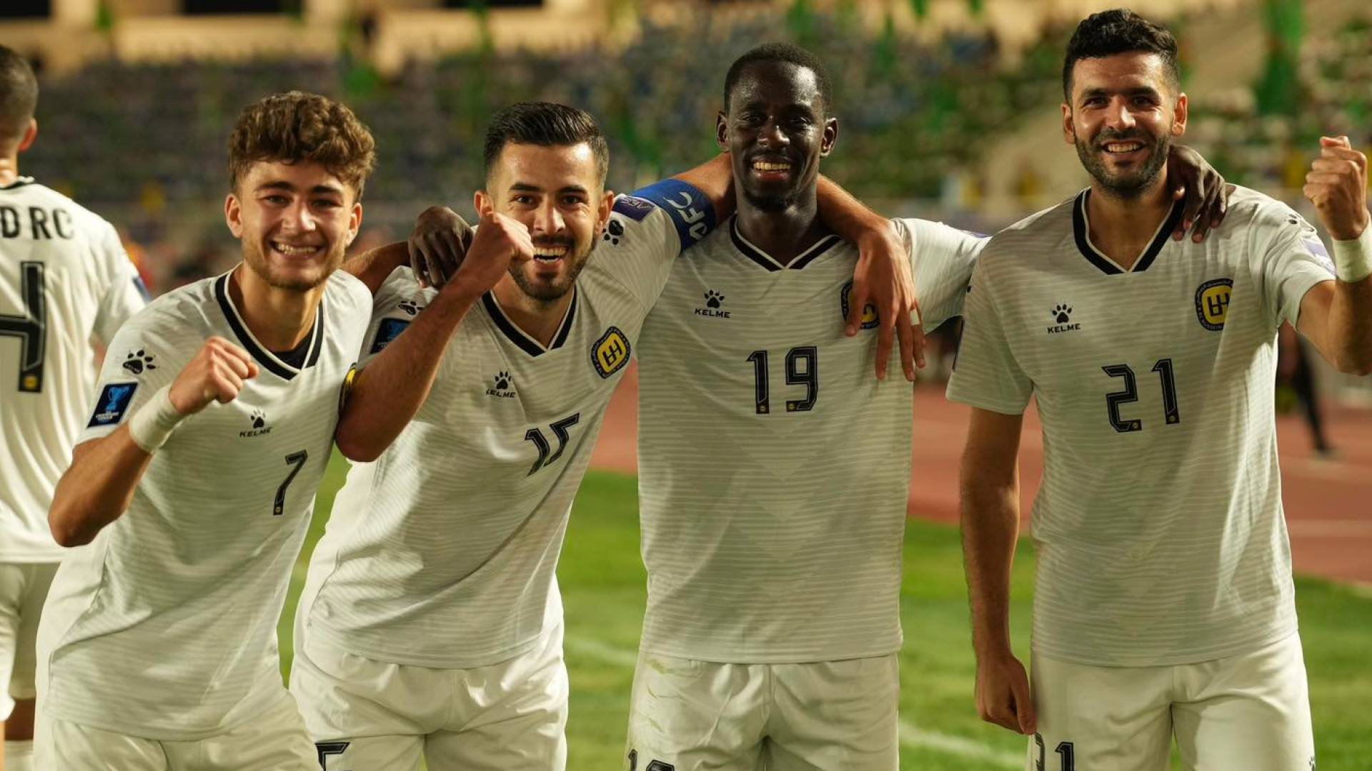 لاعبو الحسين يحتفلون بهدف سابق