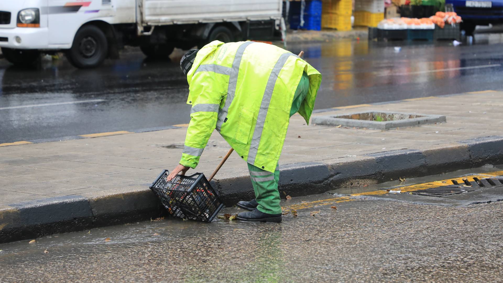 عامل وطن أثناء قيامه بعمله في المنخفض الجوي