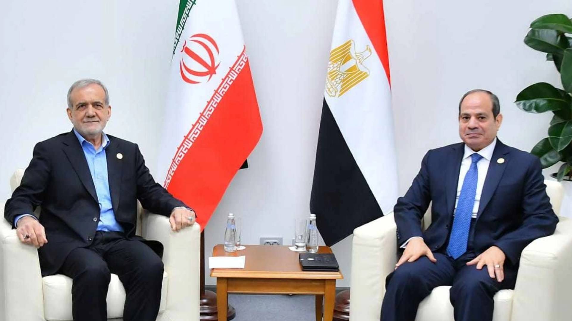 الرئيس المصري عبد الفتاح السيسي  و والرئيس الإيراني مسعود بزشكيان