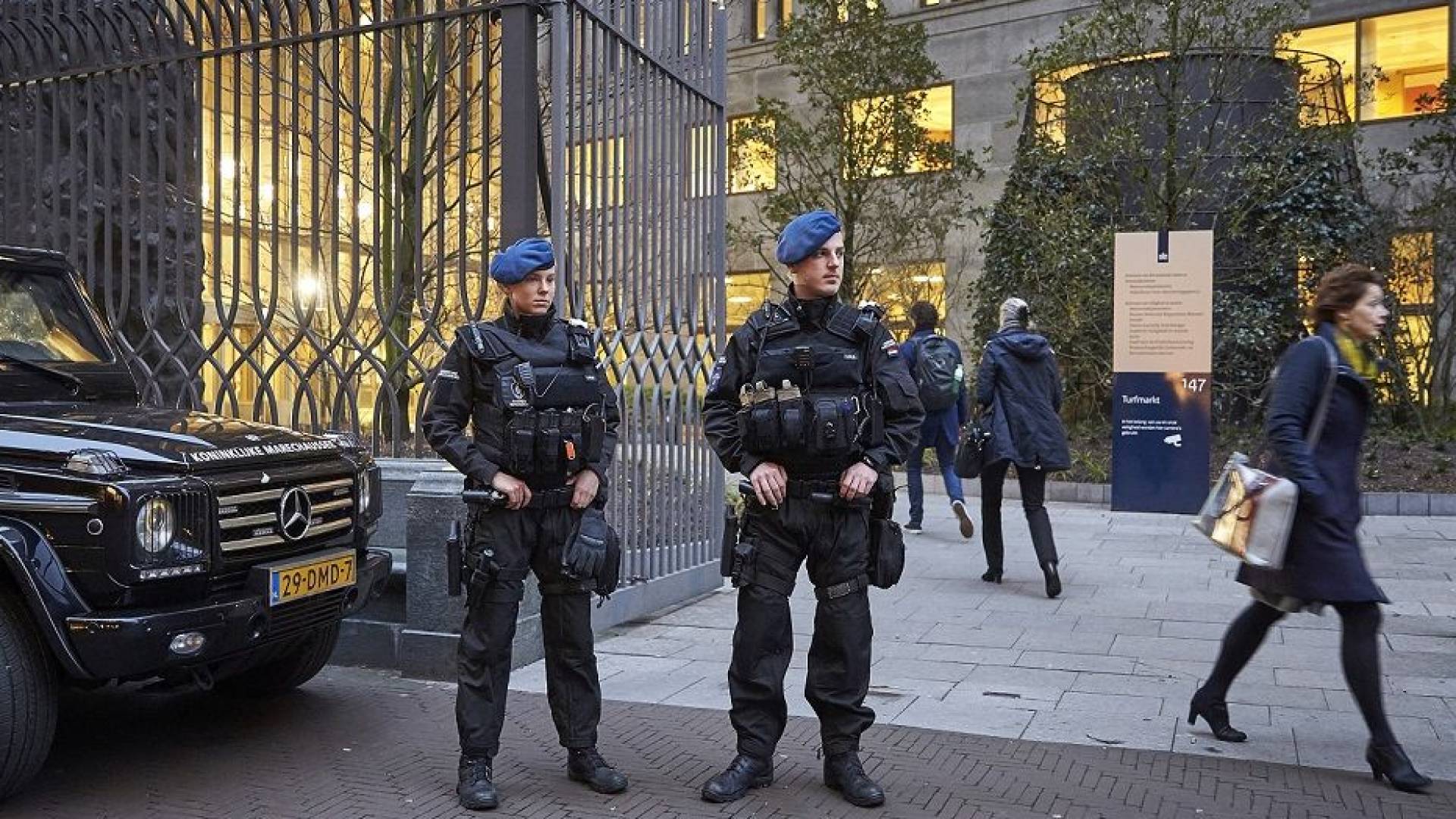 عناصر من الشرطة الهولندية