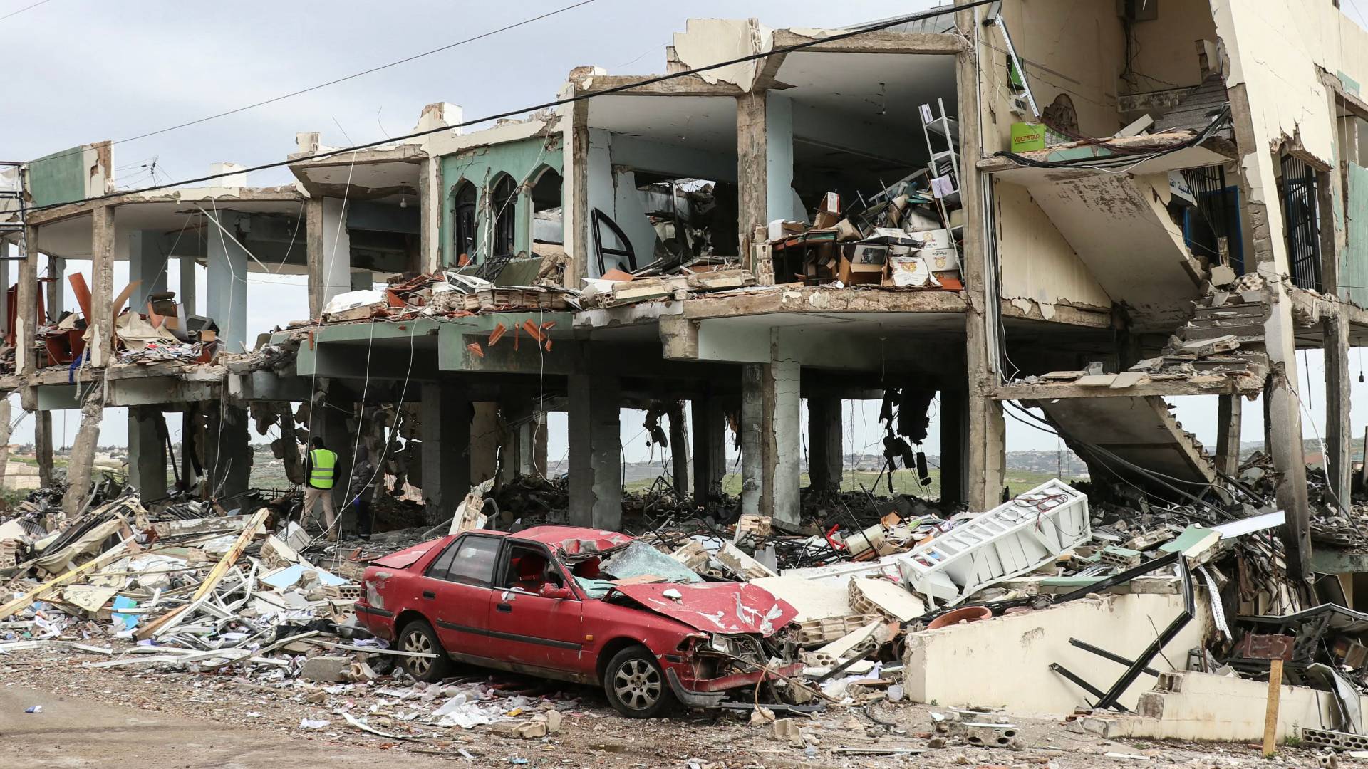 غارة لجيش الاحتلال على مبنى في لبنان