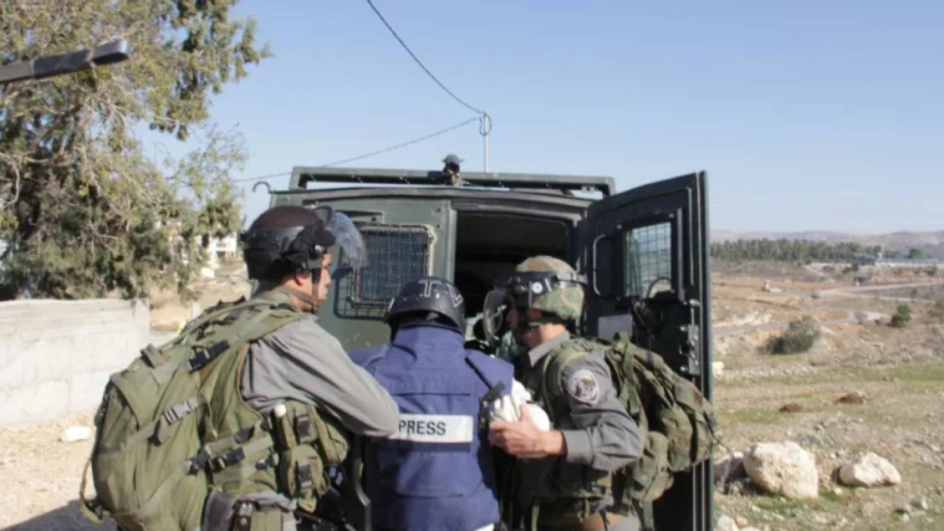 قوات الاحتلال تعتقل صحفي