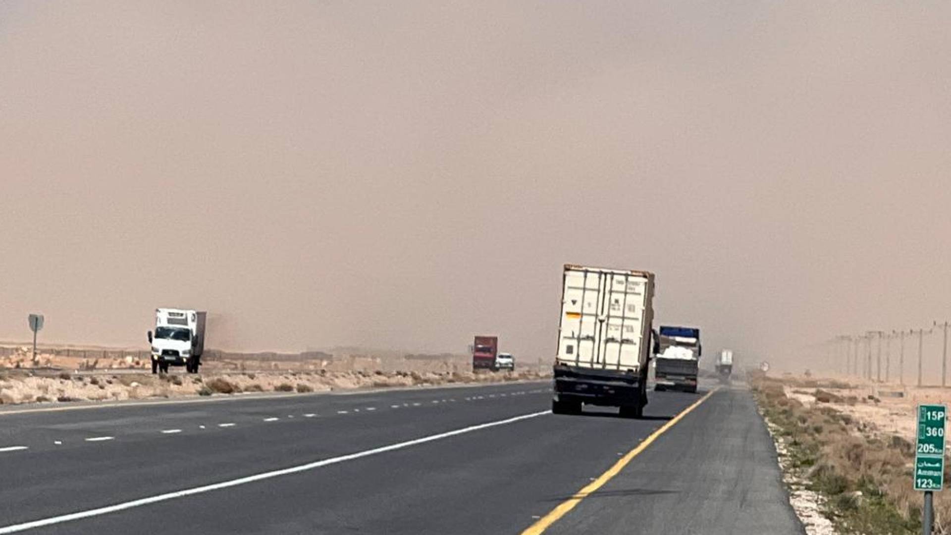 تدني مدى الرؤية الأفقية على الطريق الصحراوي