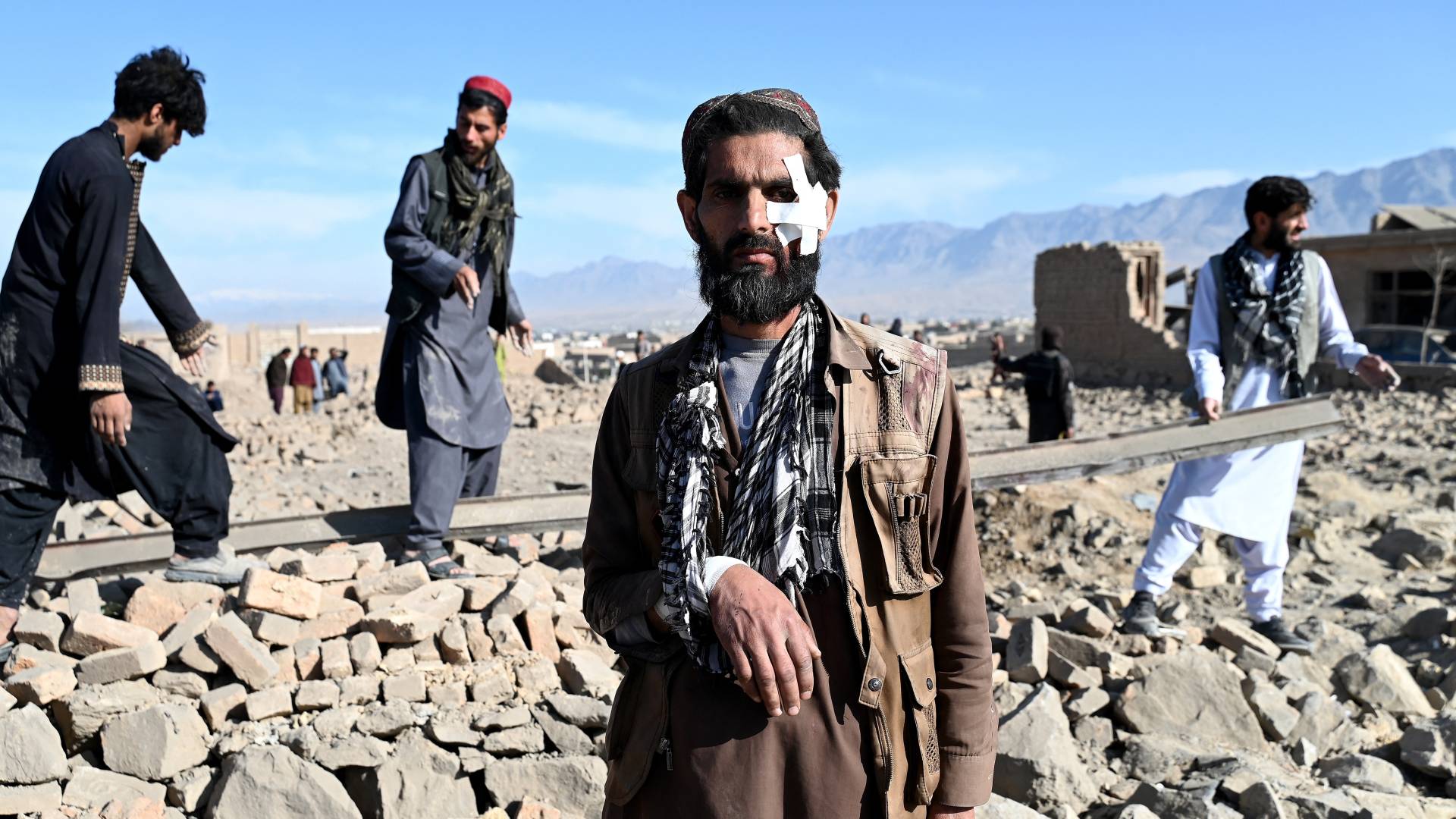 سكان أفغان وسط منازل متضررة في موقع غارة جوية باكستانية ليلية