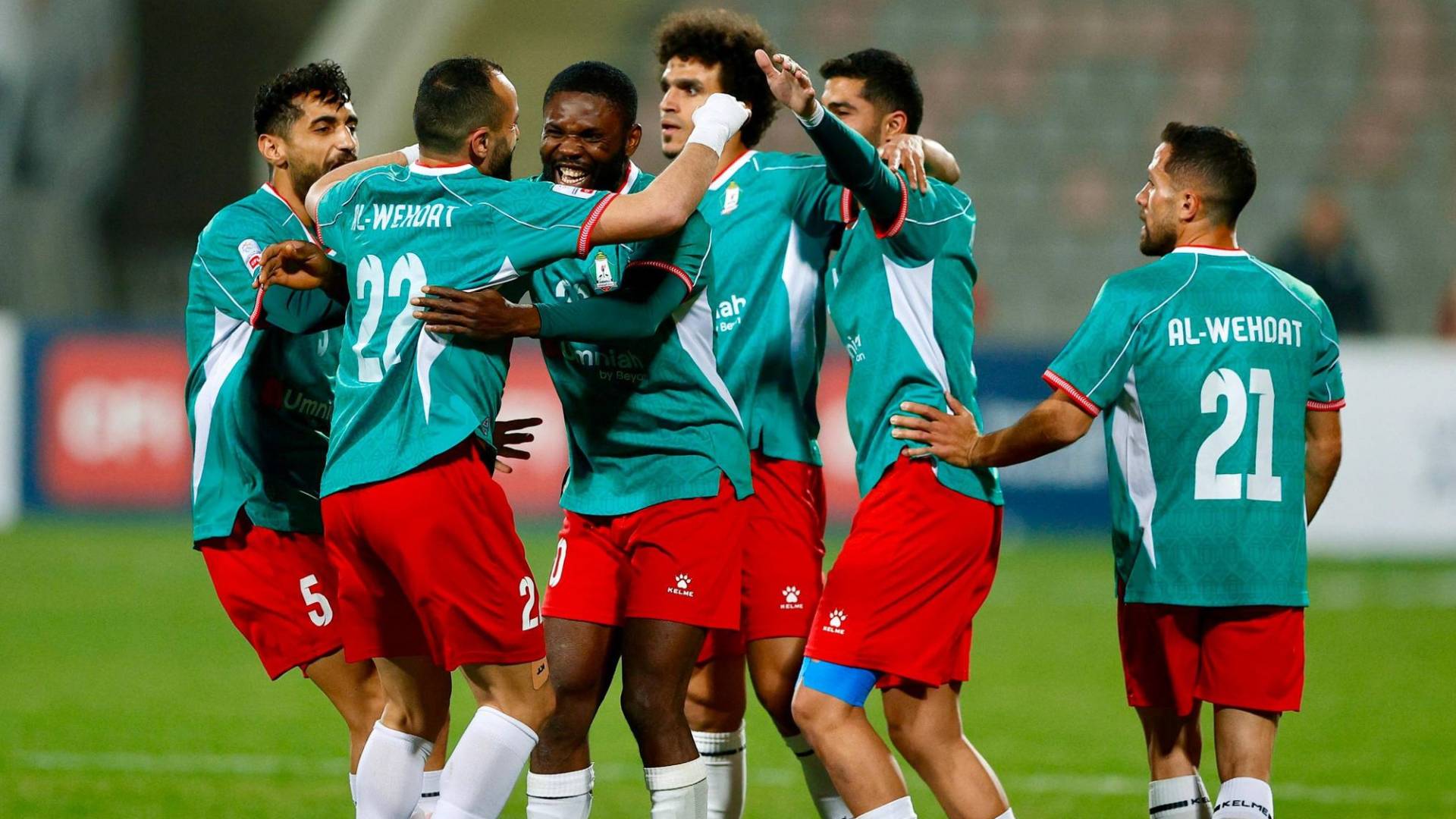 لاعبو الوحدات يحتفلون بهدف سابق