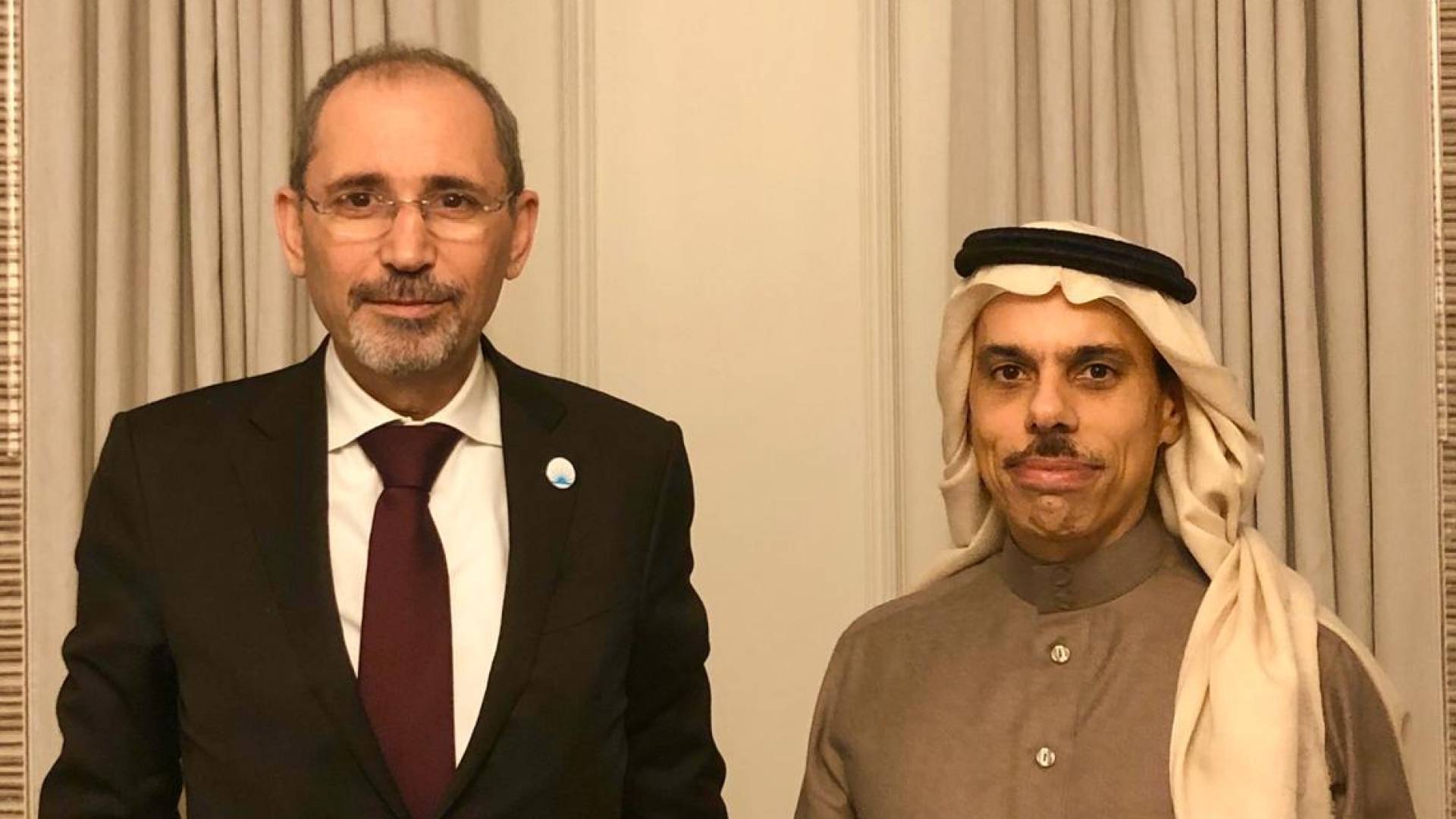 وزير الخارجية أيمن الصفدي (يسارا) ووزير الخارجية السعودي الأمير فيصل بن فرحان (يمينا)