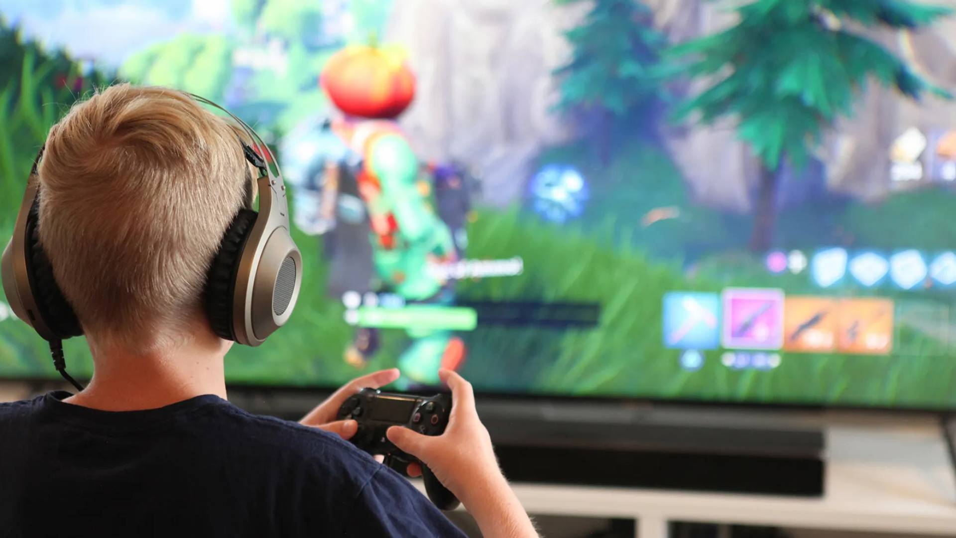 طفل يلعب العاب الكترونبة