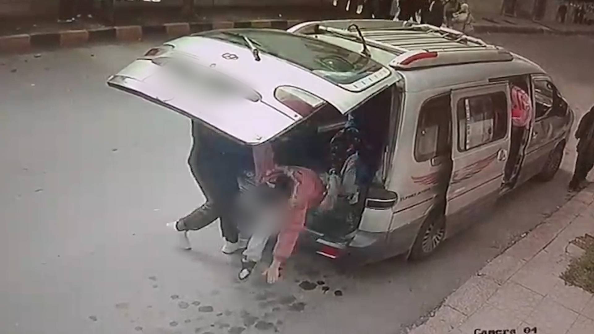 الأمن العام: تحديد هوية سائق حافلة نقل الطلاب الصغيرة الذي اعتدى على طفلة