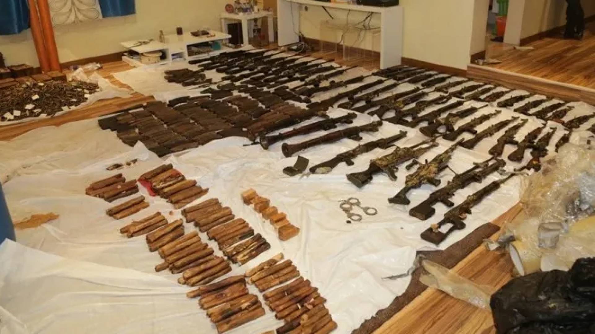 الداخلية الكويتية: ضبط خلية إرهابية تابعة لـ "حزب الله" كانت تخطط لزعزعة استقرار البلاد