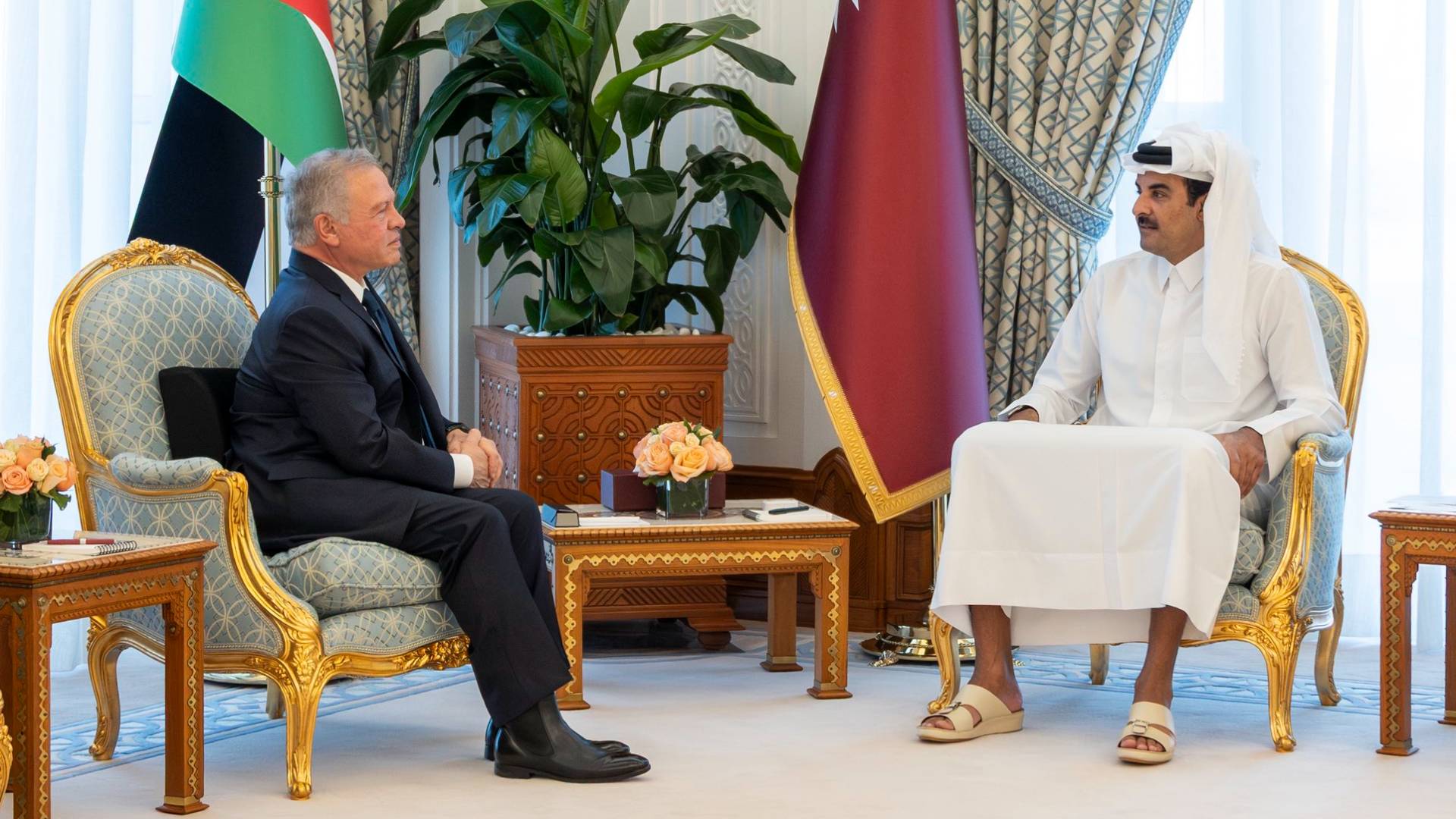 الملك يبدأ زيارة إلى دولة قطر
