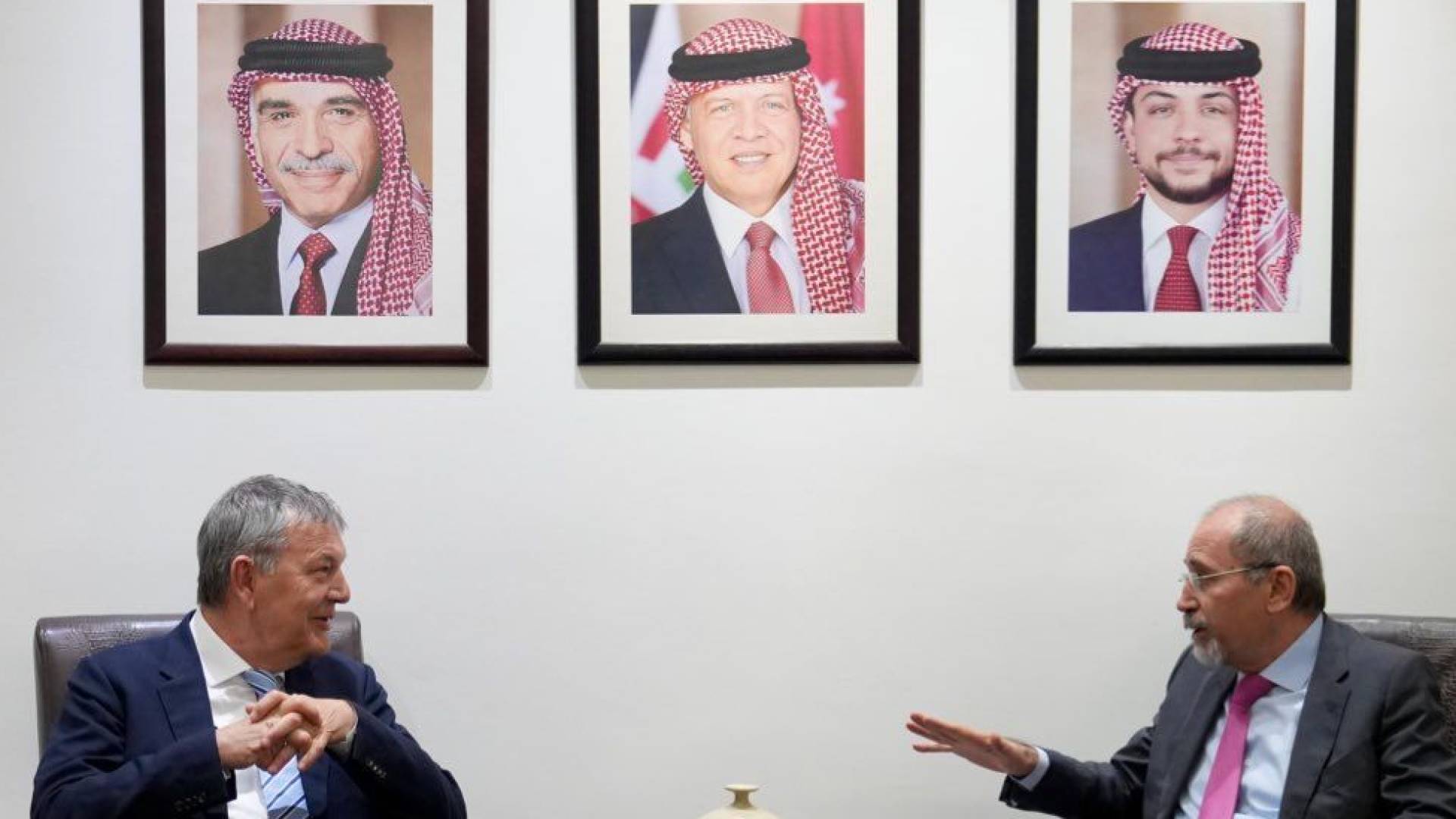 ووزير الخارجية وشؤون المغتربين أيمن الصفدي و مفوض الأمم المتحدة لإغاثة وتشغيل اللاجئين الفلسطينيين (الأونروا) فيليب لازاريني