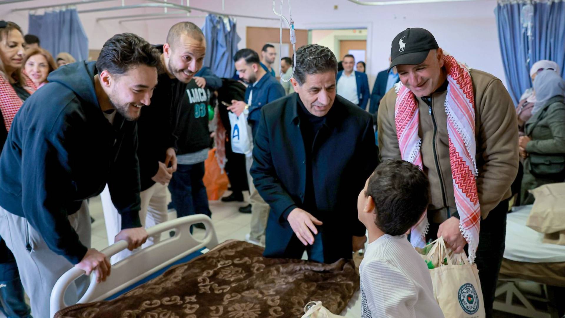 من زيارة نجوم النشامى للمستشفى