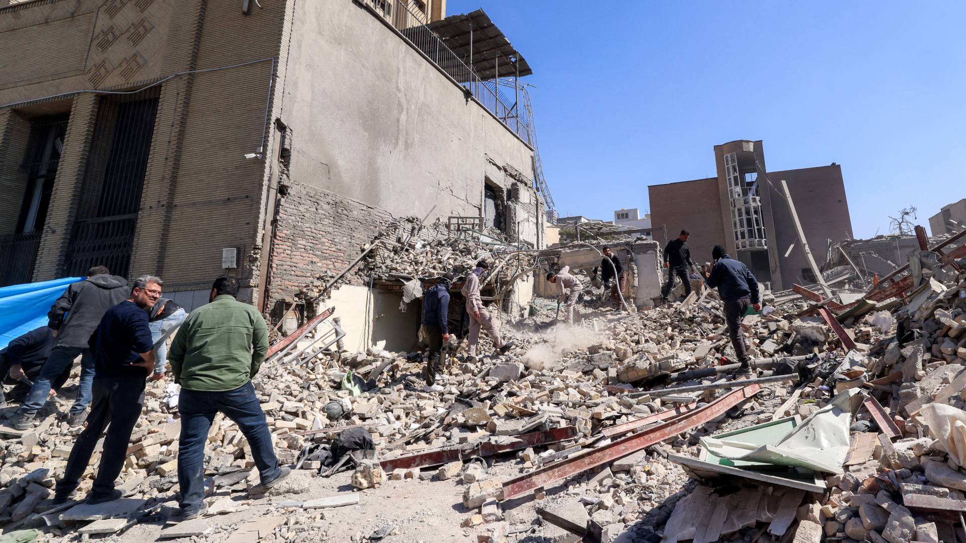 القصف على طهران