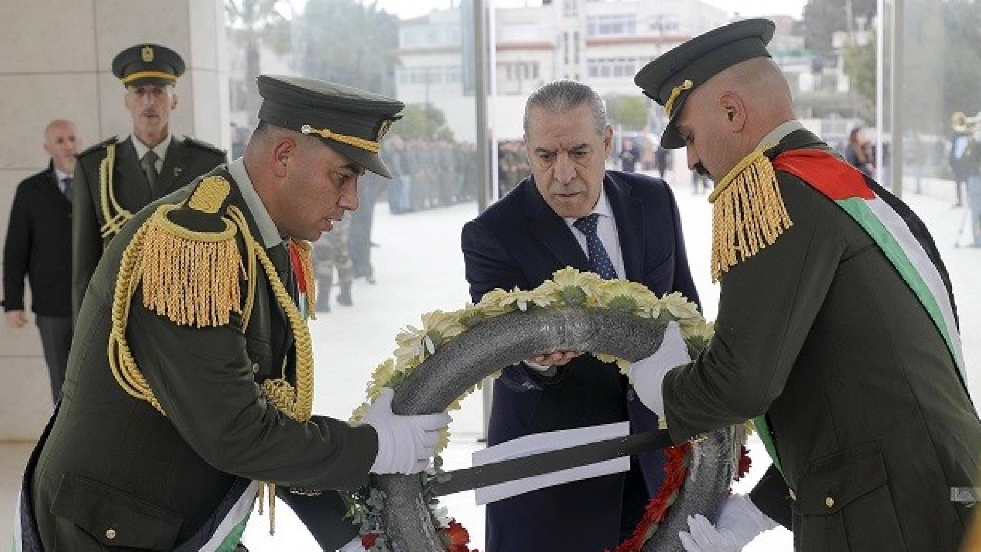 الشيخ يضع إكليلا من الزهور على ضريح الراحل ياسر عرفات