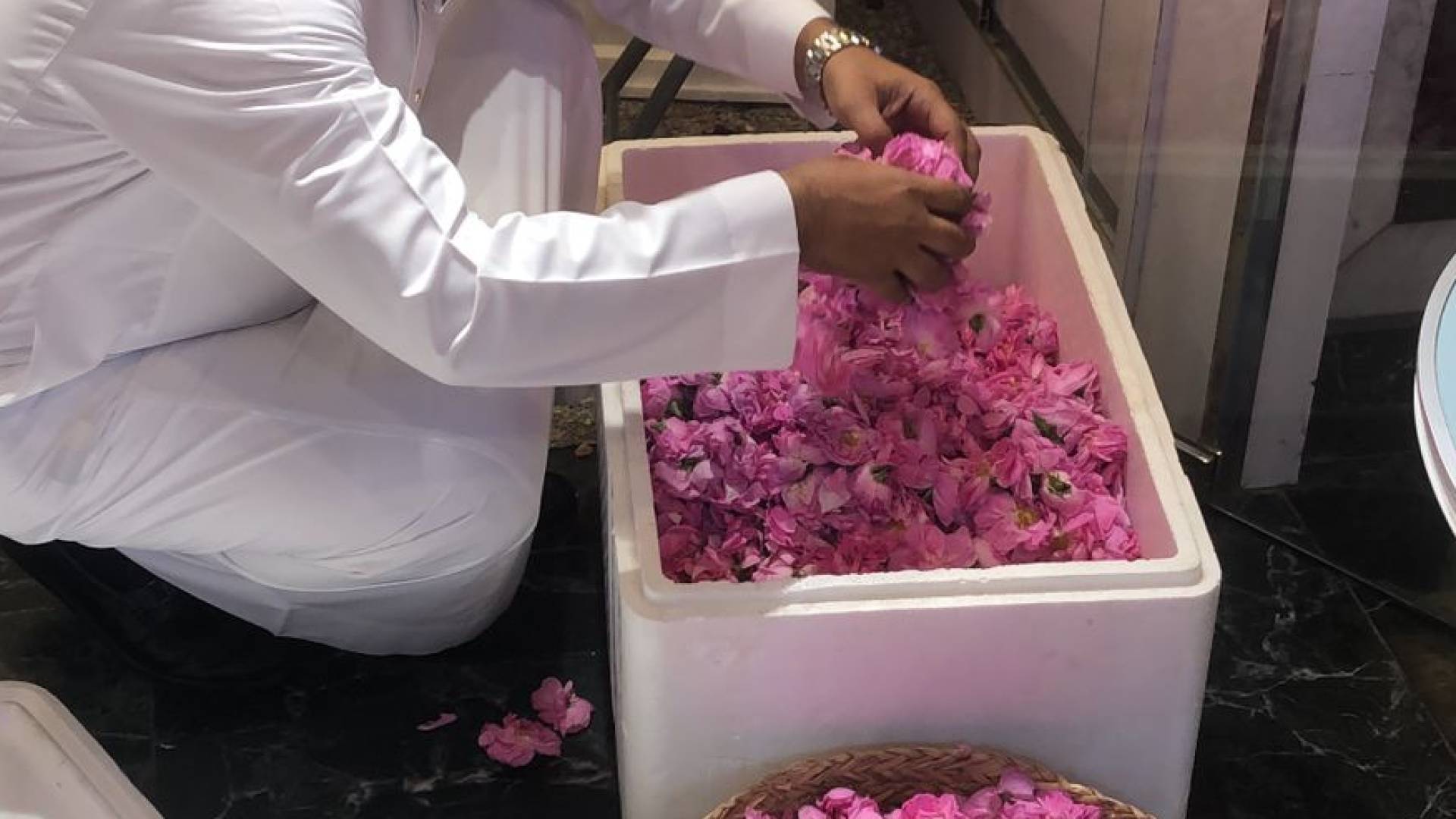 مبادرة توديع رمضان بالورود في مكة المكرمة: رسالة محبة وسلام للعالم