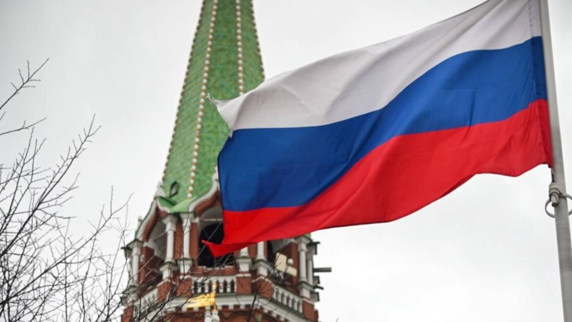 العلم الروسي امام الكرملين