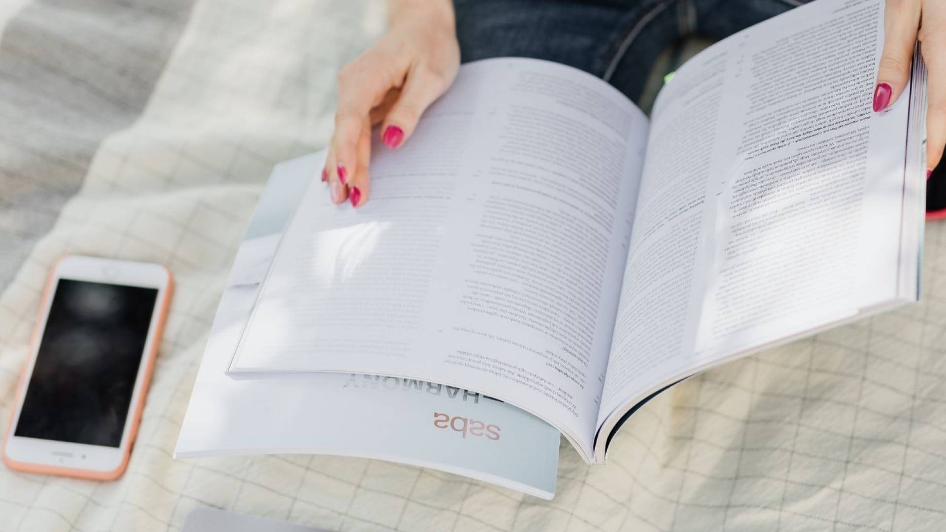 طالبة تقرأ كتاب