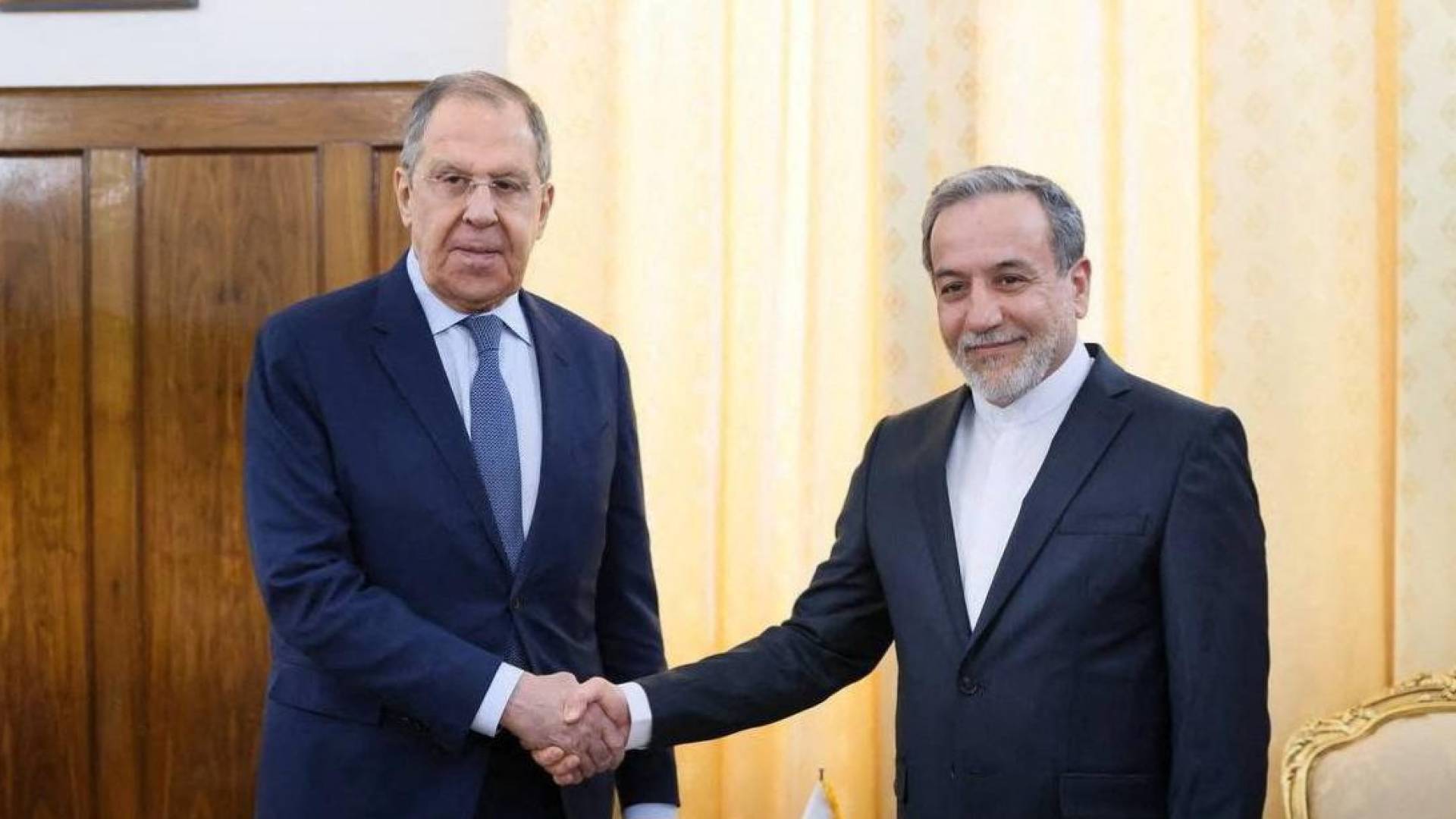 وزير الخارجية الروسي سيرغي لافروف و وزير الخارجية الإيراني عباس عراقجي