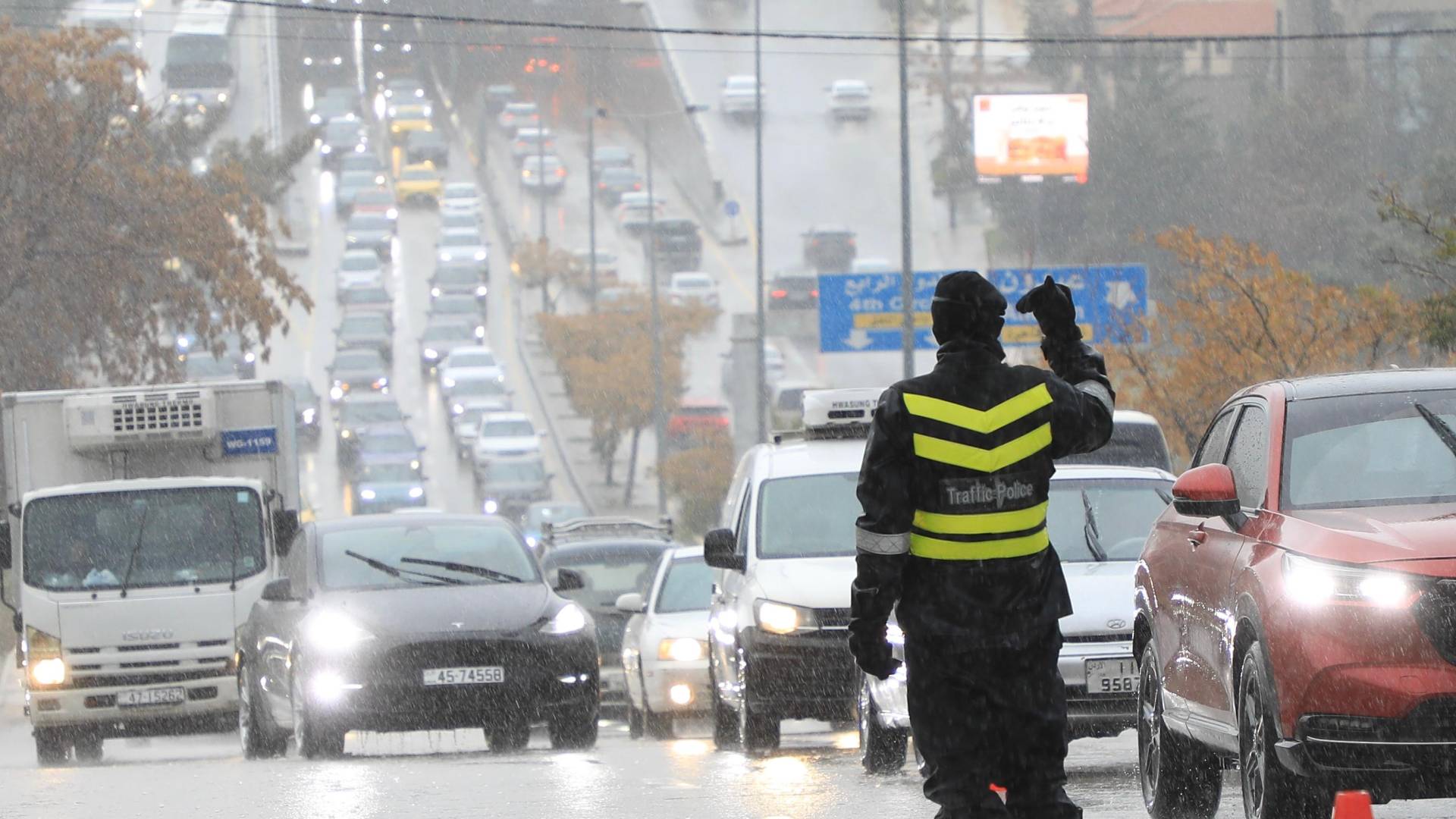 رجل سير أثناء عملة في فصل الشتاء
