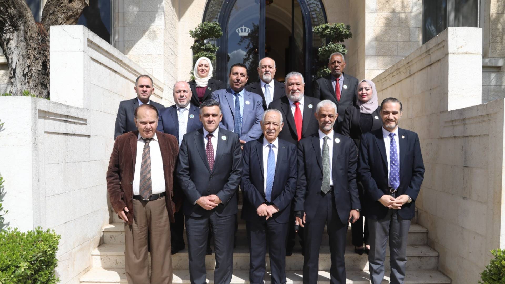 خلال لقائه فعاليات مجتمعية وشبابية