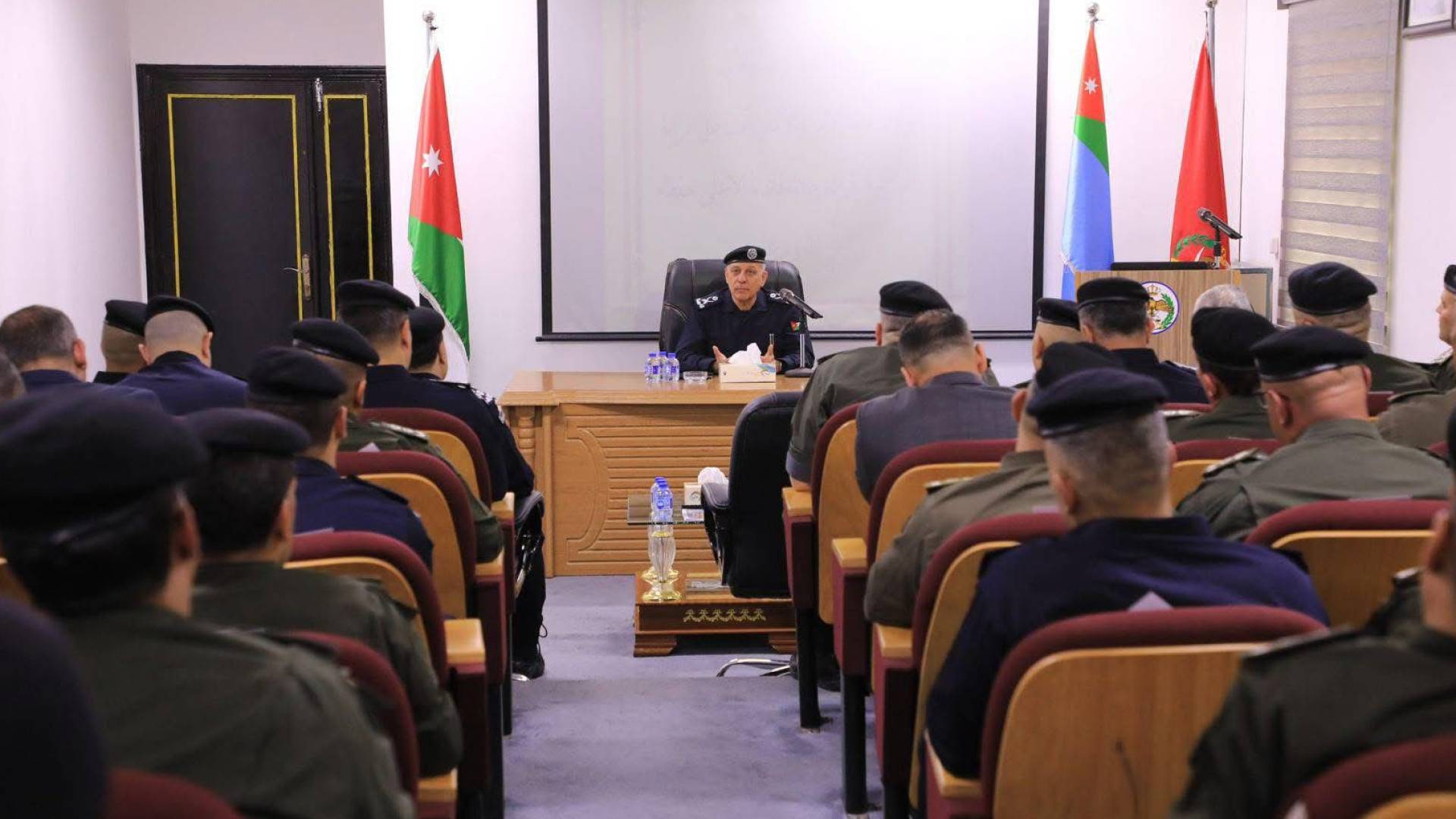مدير الأمن العام يزور قيادة شرطة البادية الملكية