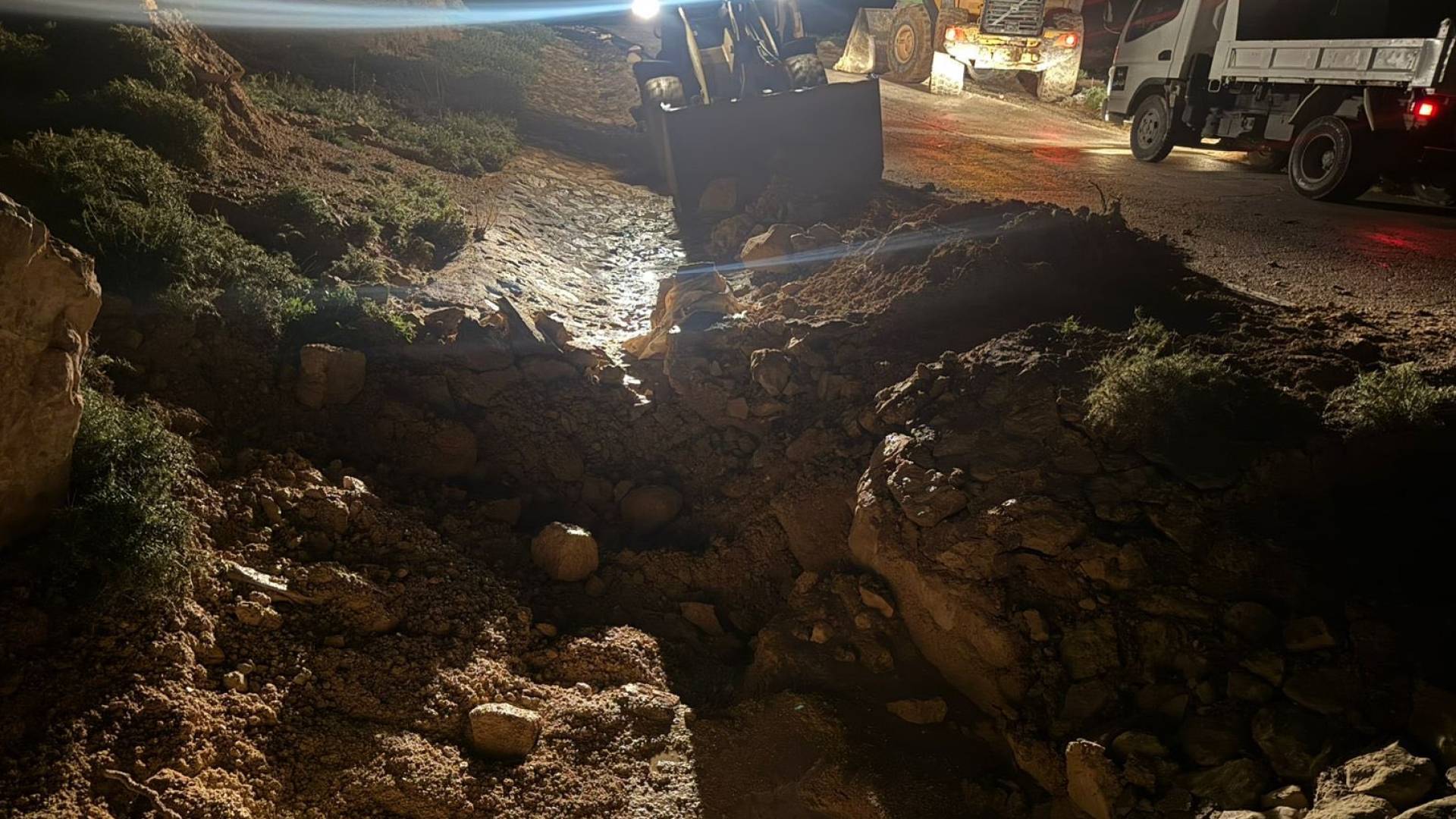 إغلاق بعض العبارات وتحويل مجاري المياه في الكرك