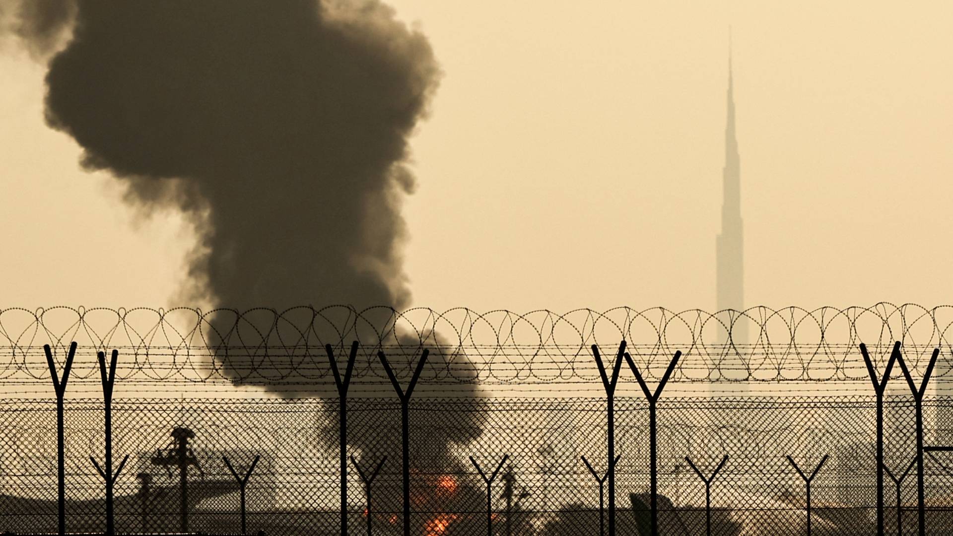 تصاعد عمود من الدخان من حريق في الإمارات