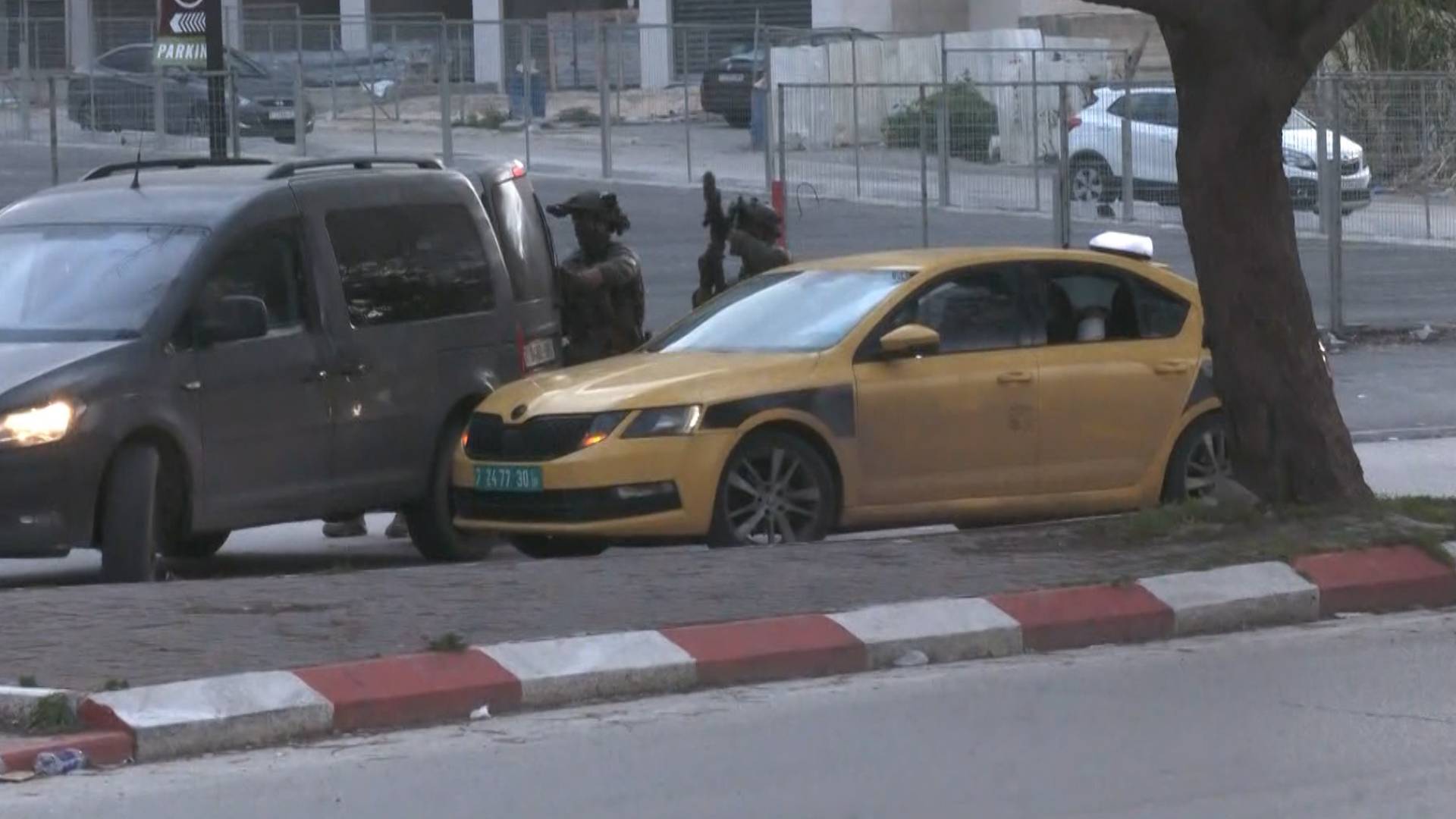 كاميرا "رؤيا" توثق عملية اختطاف قوة خاصة "إسرائيلية" شابا بعد إصابته في نابلس