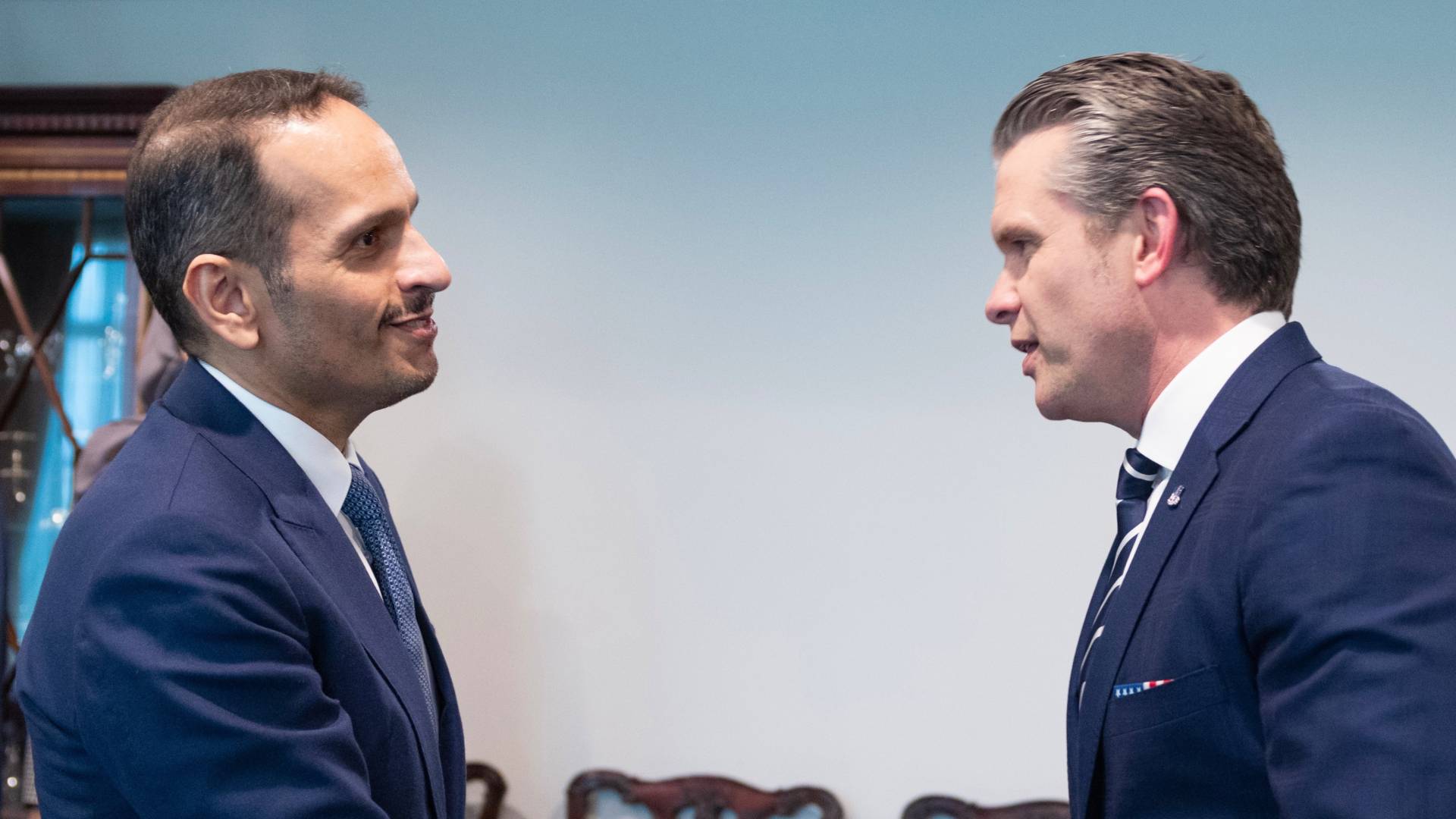 رئيس الوزراء القطري رفقة وزير الحرب الأمريكي